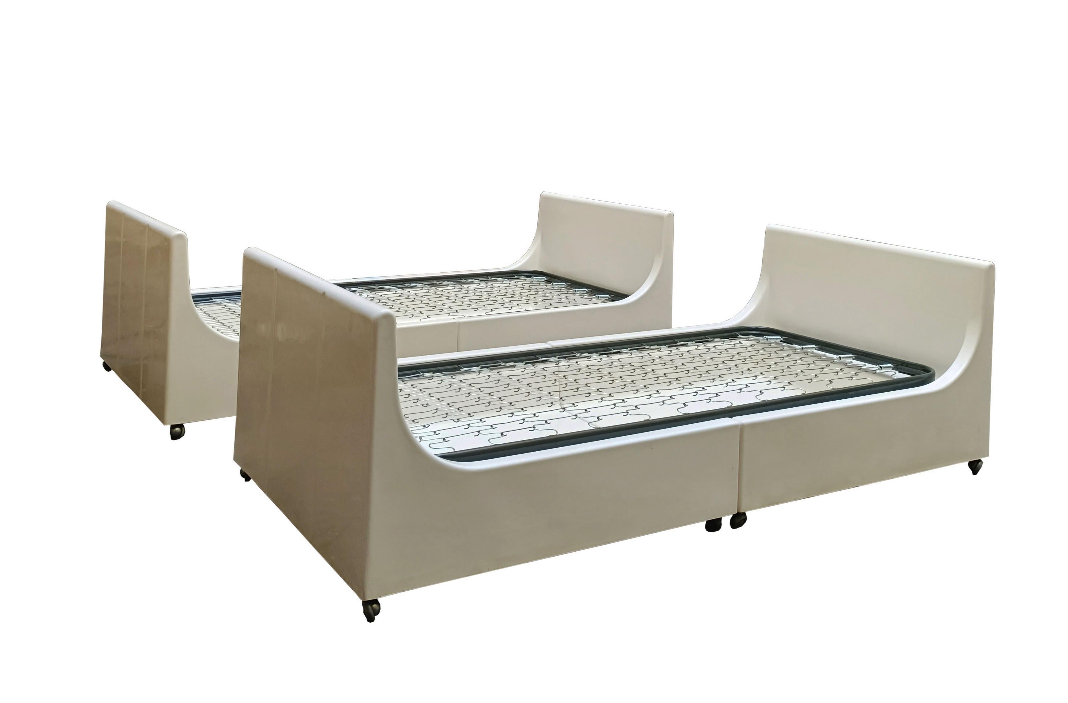 Two very rare beds model 4550 designed by Ignazio Gardella and Anna Castelli Ferrieri for the firm Kartell in the 1970s. The beds are made of white-colored fiberglass and metal. The model is on display at the Kartell Museum.