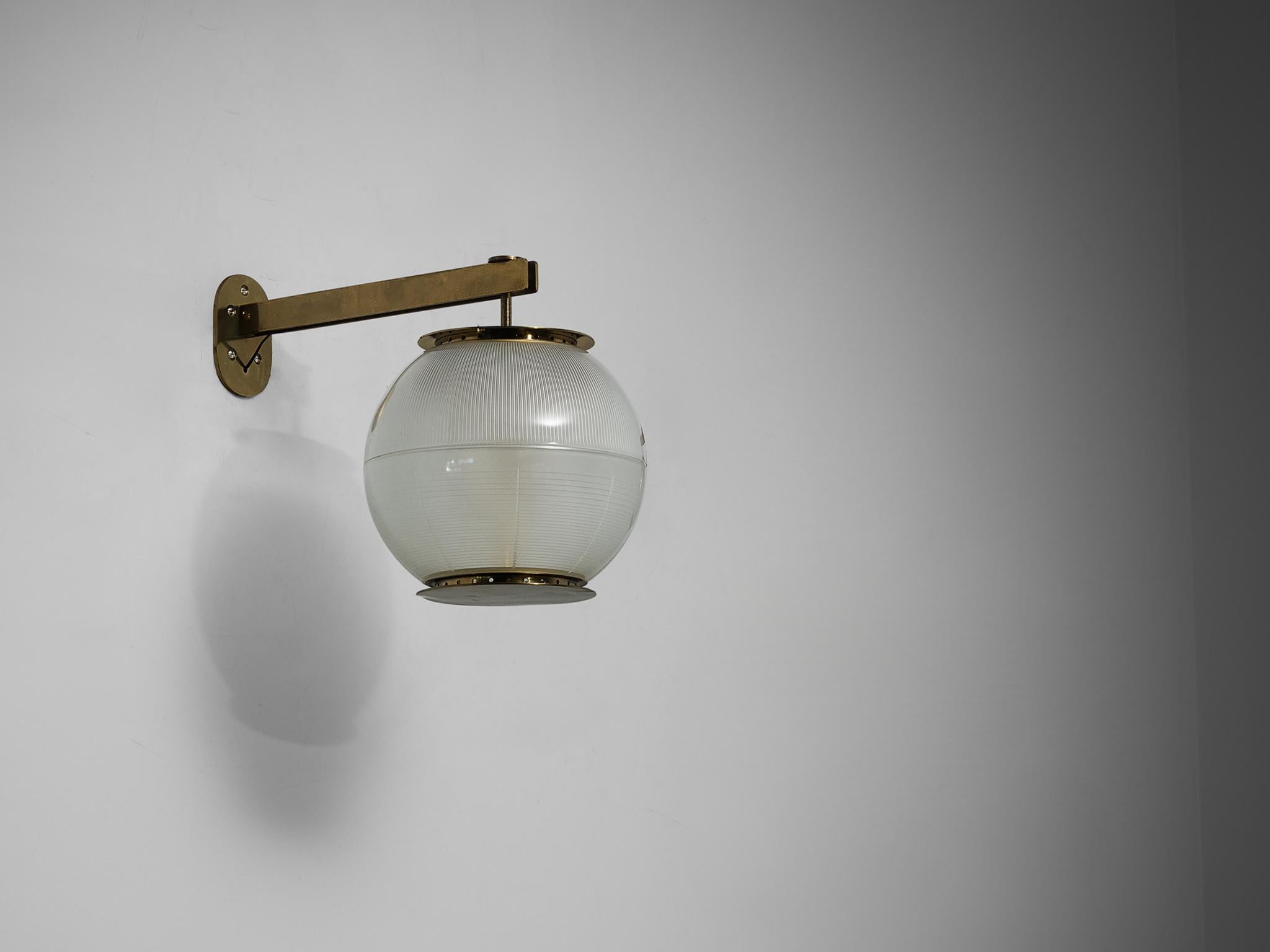 Mid-20th Century Ignazio Gardella for Azucena 'Doppio Vetro' Wall Light in Glass and Brass For Sale