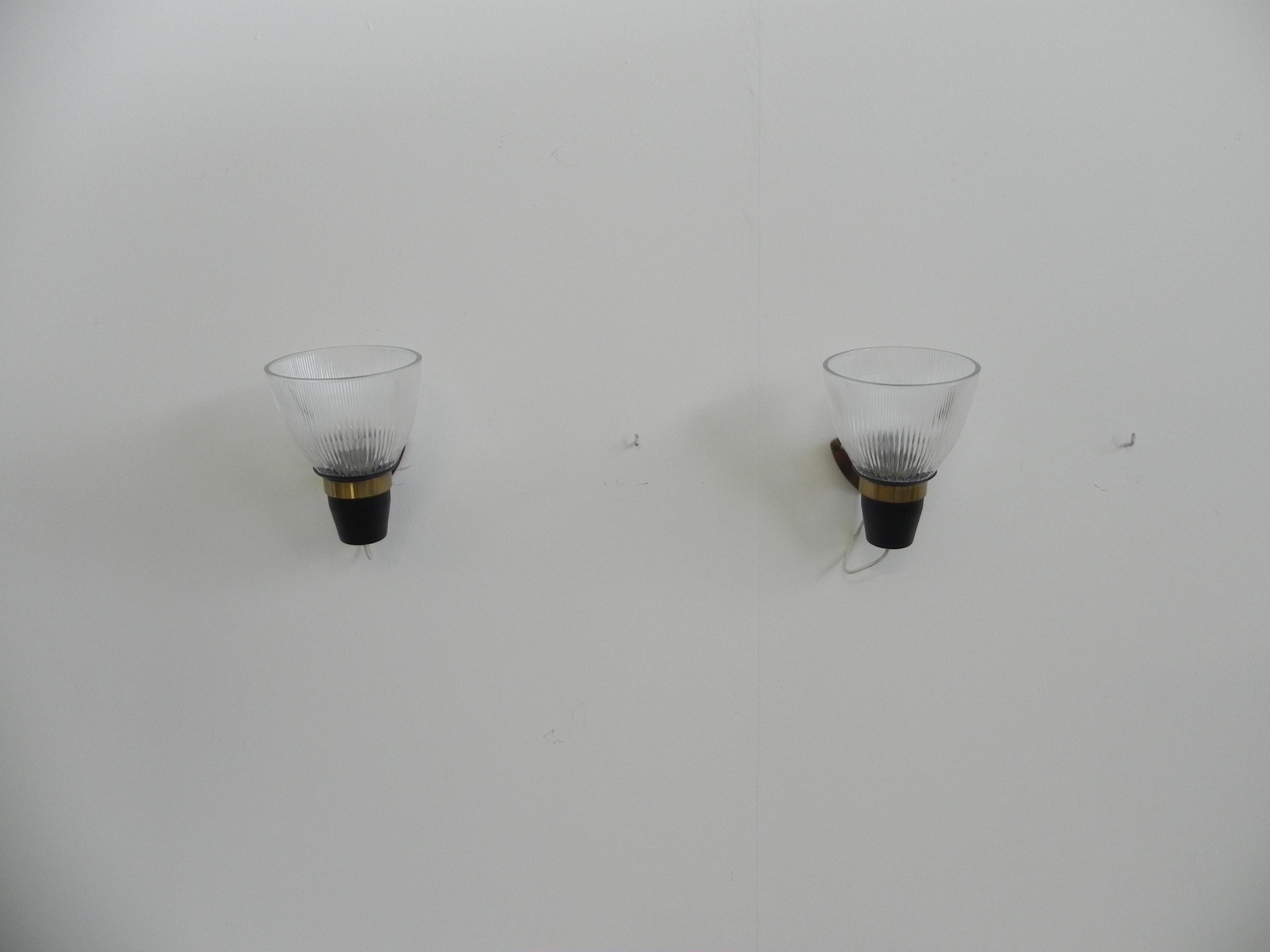 ignazio Gardella LP5-Leuchten aus den 1950er Jahren für Azucena. Diese ikonischen Wandleuchter sind aus opalem Pressglas, schwarz lackiertem Metall und Messing gefertigt. Einige der Lampen tragen den Azucena-Herstellerstempel auf der Rückseite der