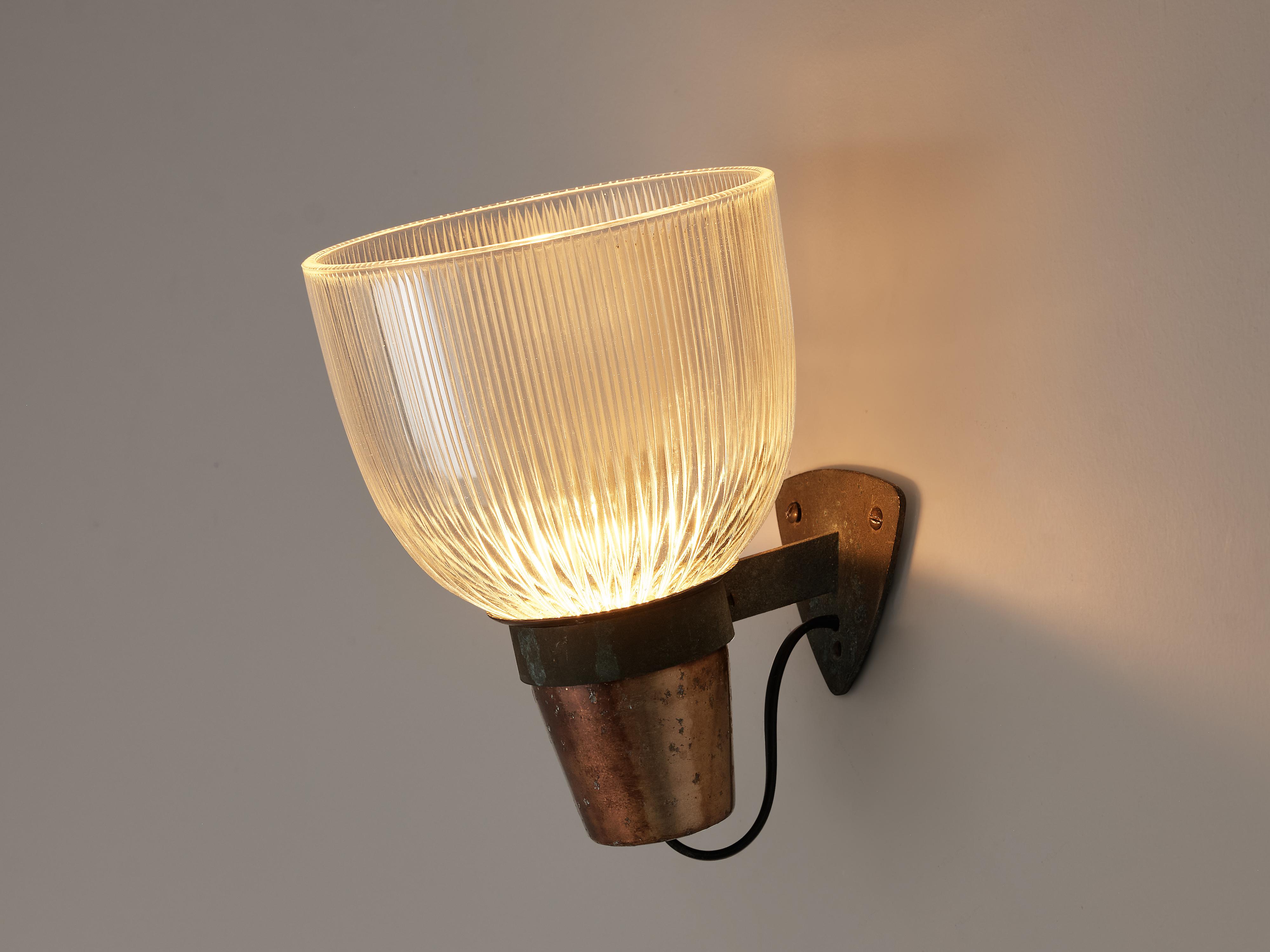 Ignazio Gardella for Azucena, pair of wall lamps model 'LP5', copper, metal, structured glass, Italy, 1954

Wall lights model ‘LP5’ with shades in structured glass. From the triangular wall fixture a ring holds the lamp itself. The shade rests on a