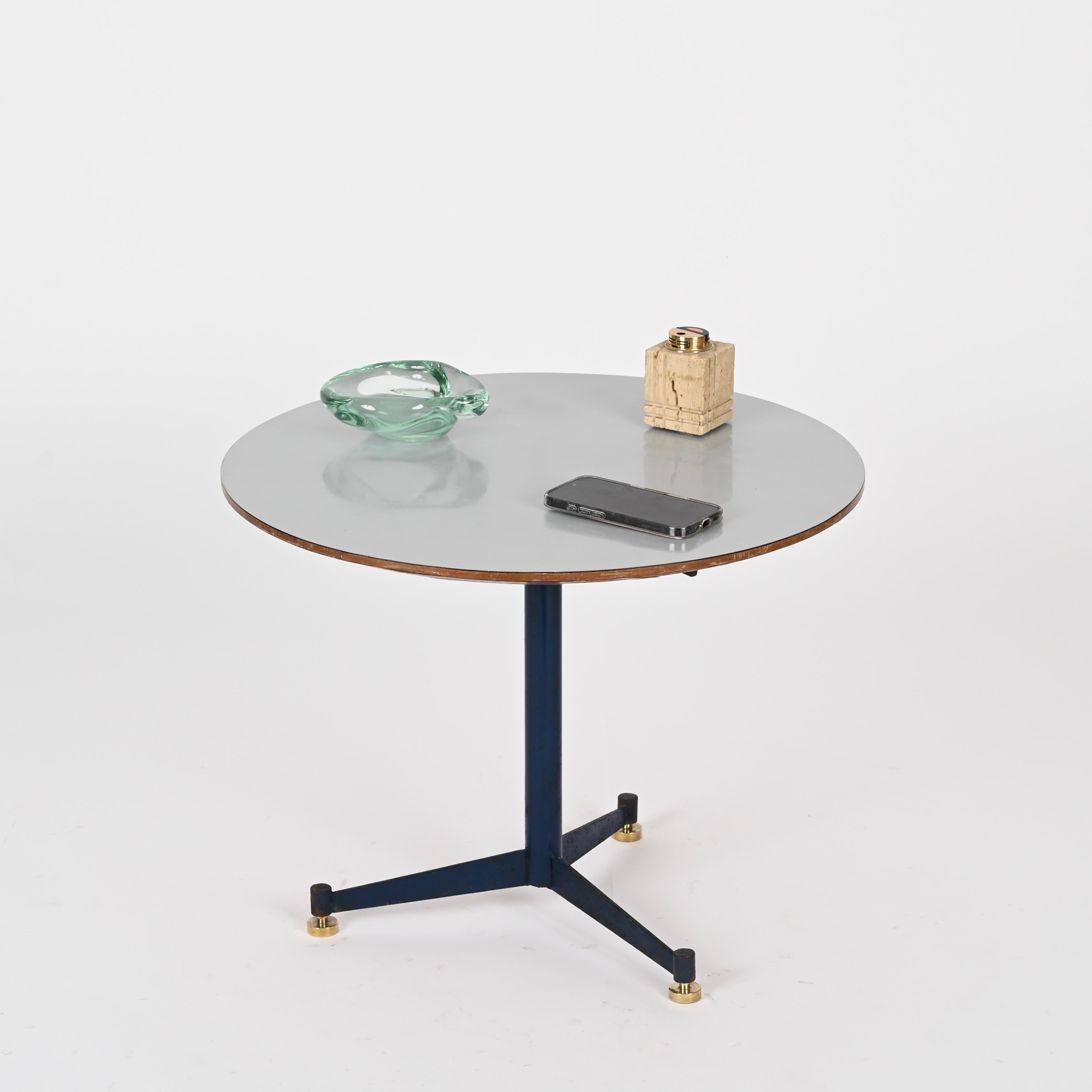 Wunderschöner runder italienischer Mid-Century-Tisch aus blau emailliertem Metall und Messing mit einer charmanten blaugrauen Laminatplatte. Dieses stilvolle Stück wurde von Ignazio Gardella entworfen und in den 1950er Jahren in Italien hergestellt.
