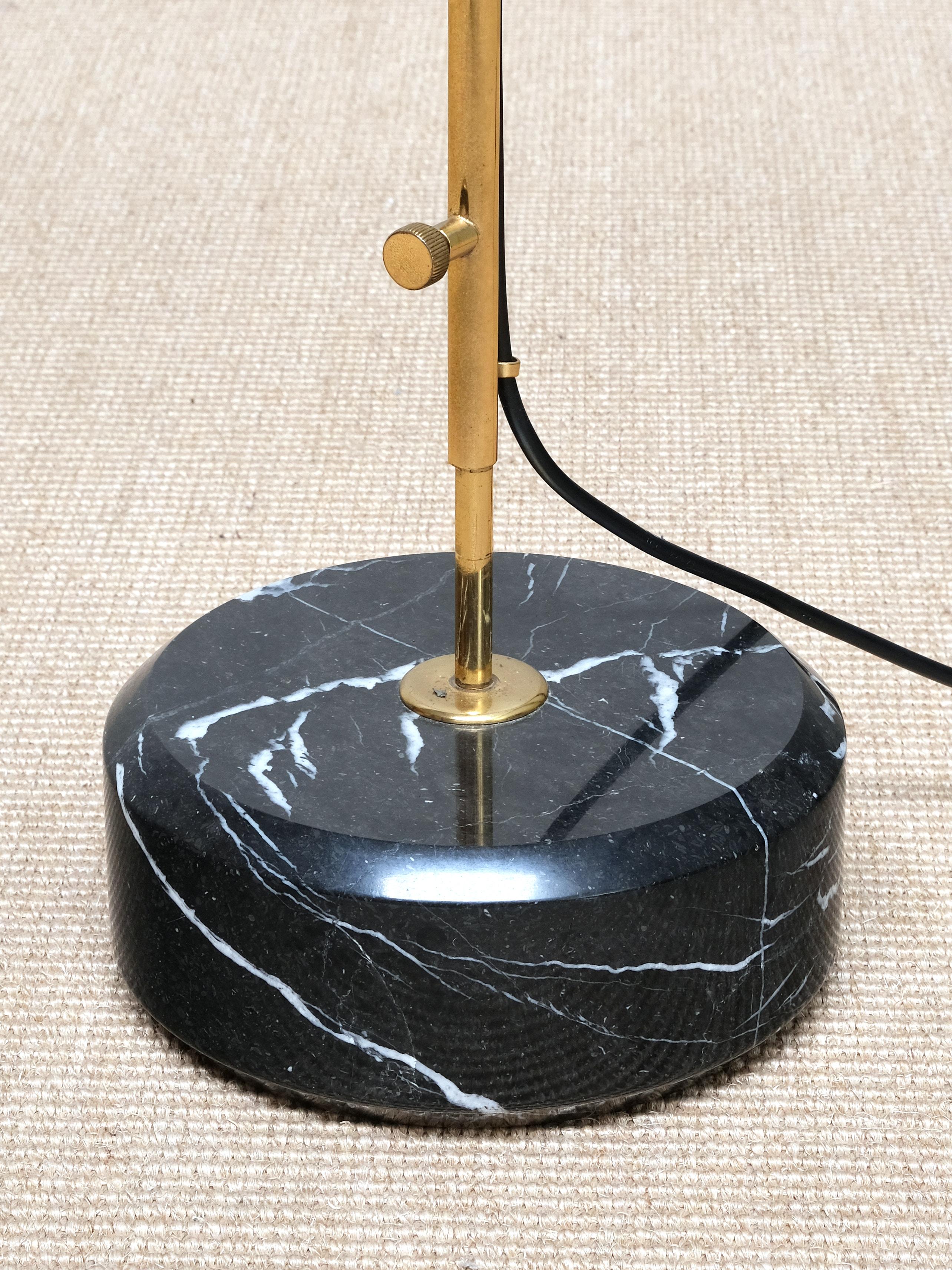 Lampada da terra 'LT3' di Ignazio Gardella in ottone e marmo, Azucena, Italia, anni '50 in vendita 4
