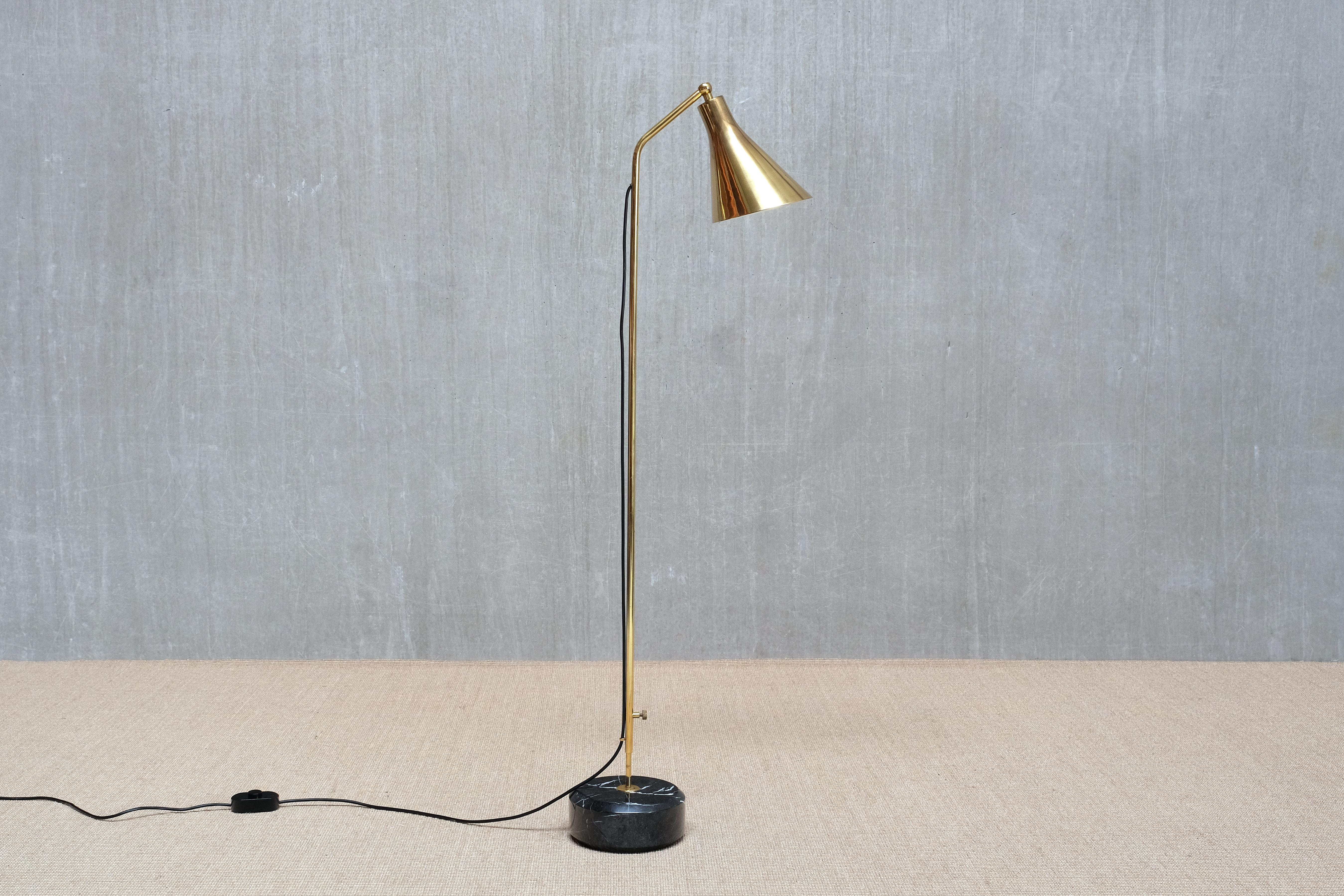 Lampada da terra 'LT3' di Ignazio Gardella in ottone e marmo, Azucena, Italia, anni '50 in vendita 6
