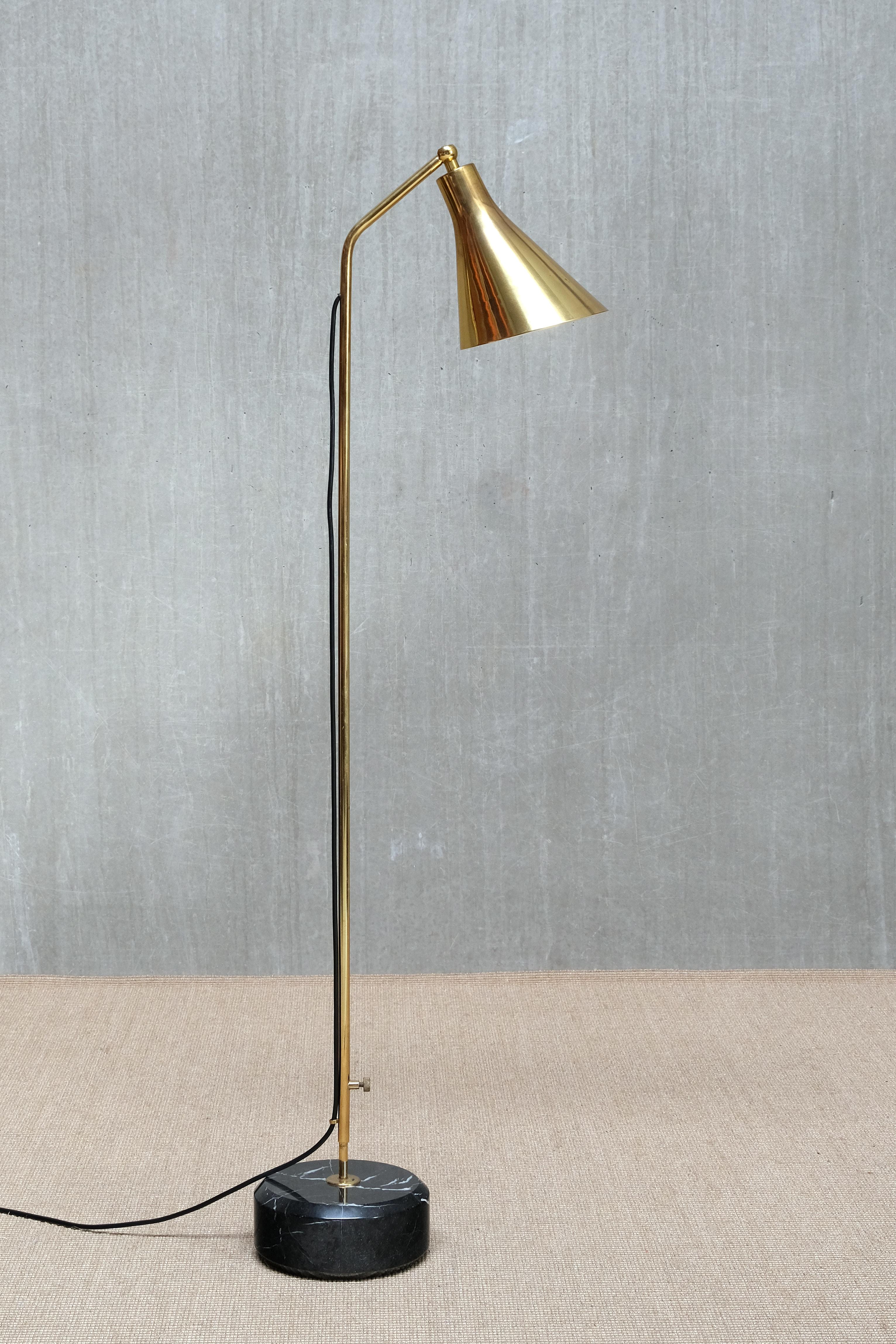 Mid-Century moderno Lampada da terra 'LT3' di Ignazio Gardella in ottone e marmo, Azucena, Italia, anni '50 in vendita