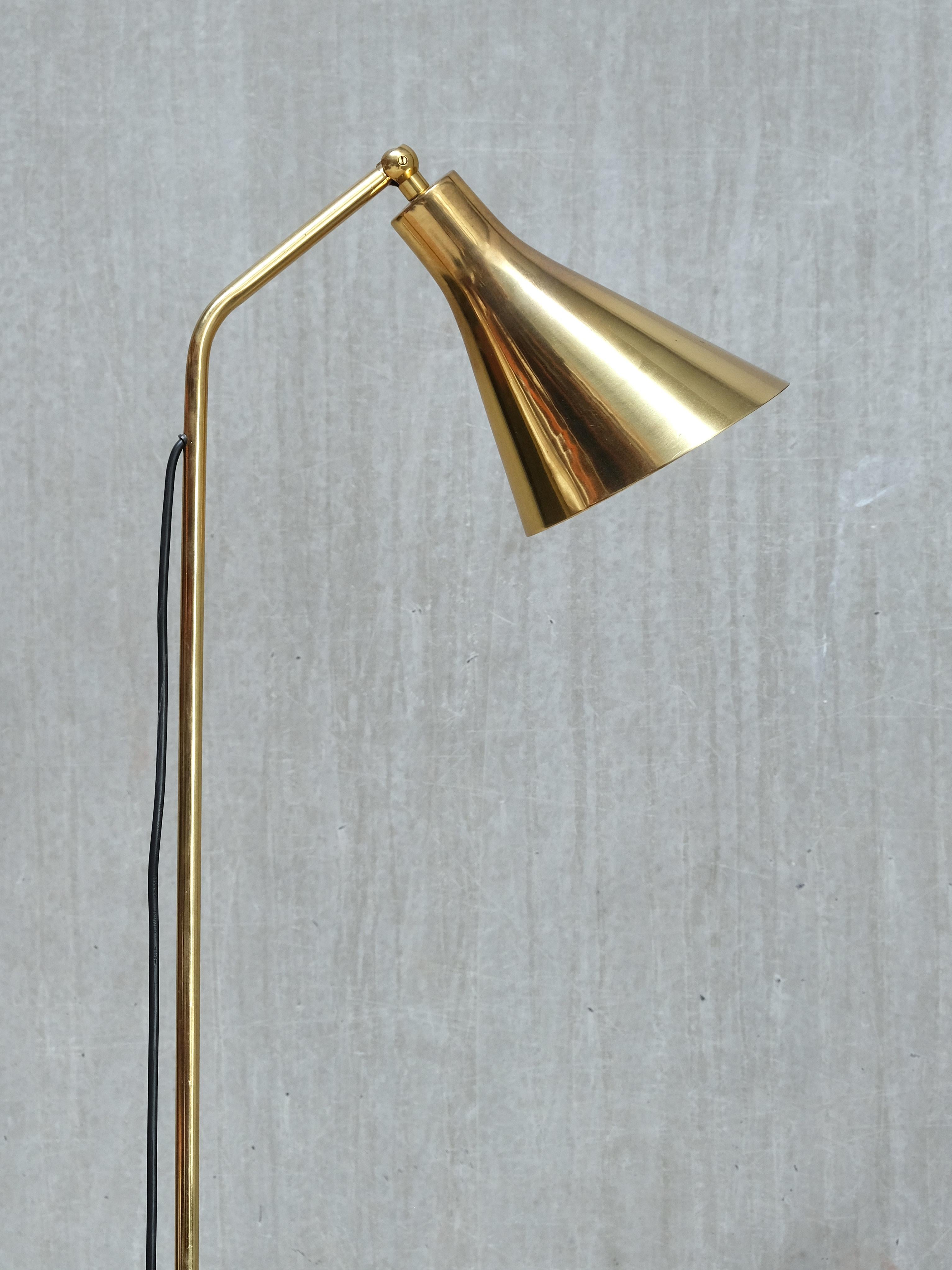 Italiano Lampada da terra 'LT3' di Ignazio Gardella in ottone e marmo, Azucena, Italia, anni '50 in vendita