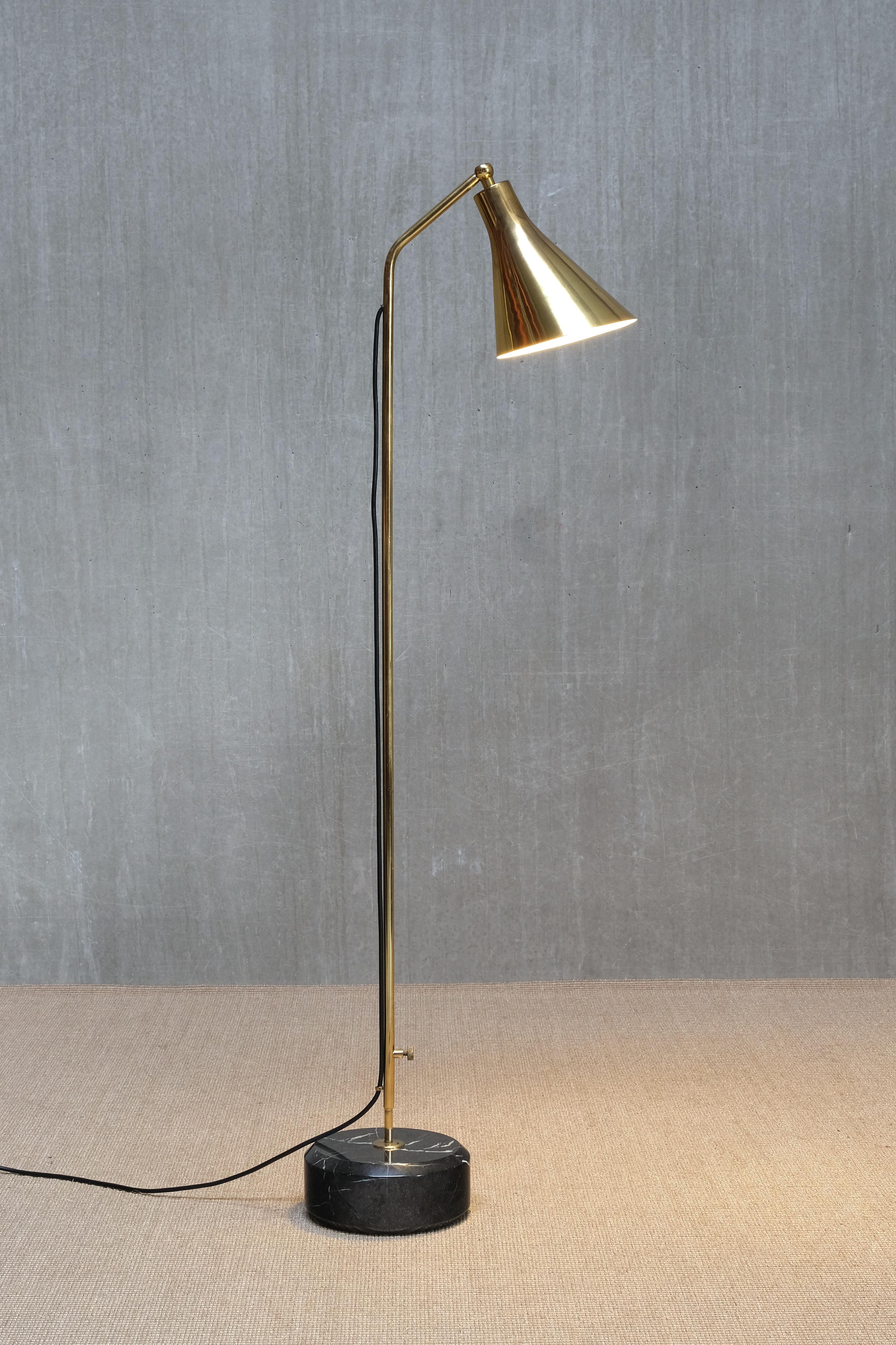 Lampada da terra 'LT3' di Ignazio Gardella in ottone e marmo, Azucena, Italia, anni '50 In condizioni buone in vendita a The Hague, NL