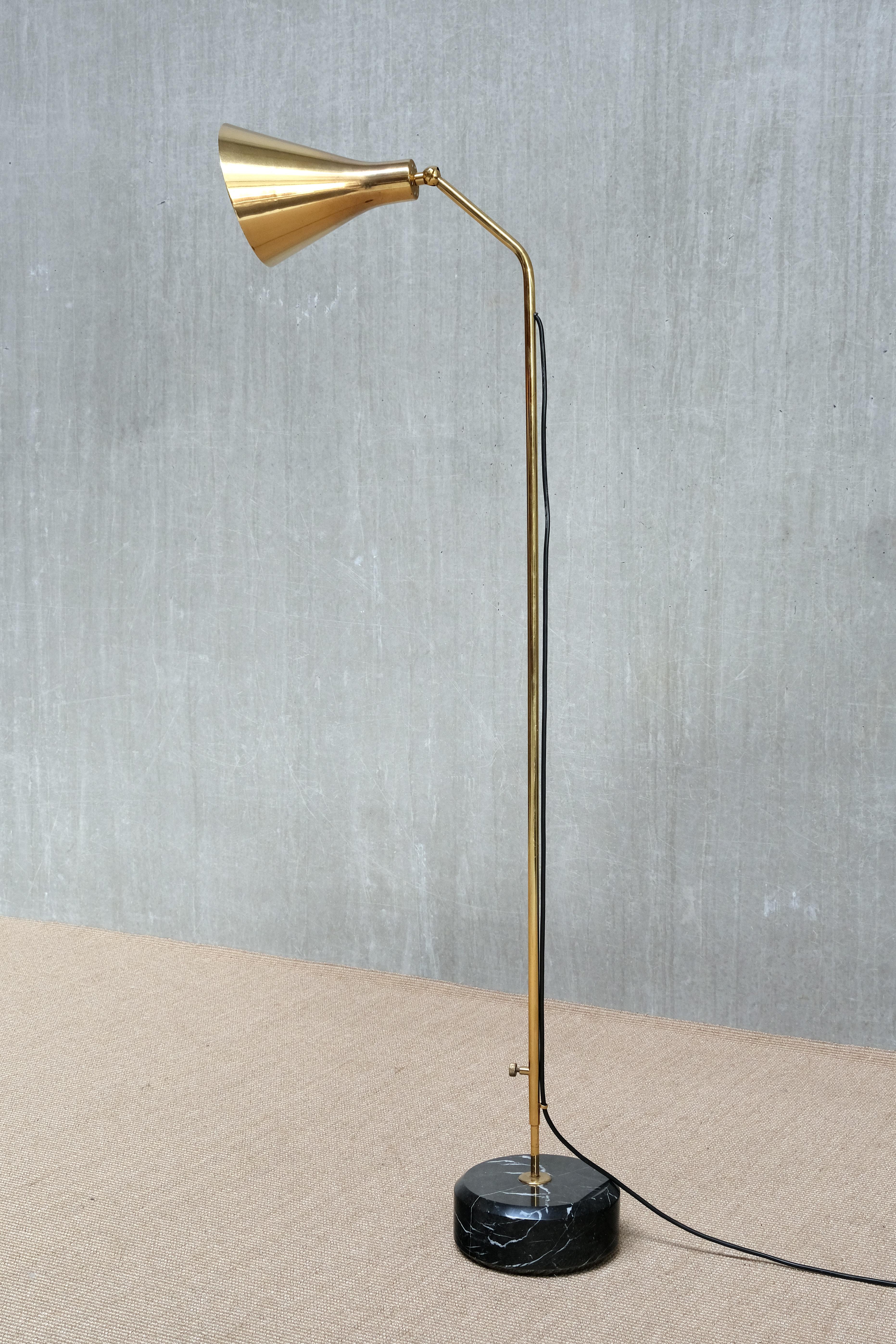 Metà XX secolo Lampada da terra 'LT3' di Ignazio Gardella in ottone e marmo, Azucena, Italia, anni '50 in vendita