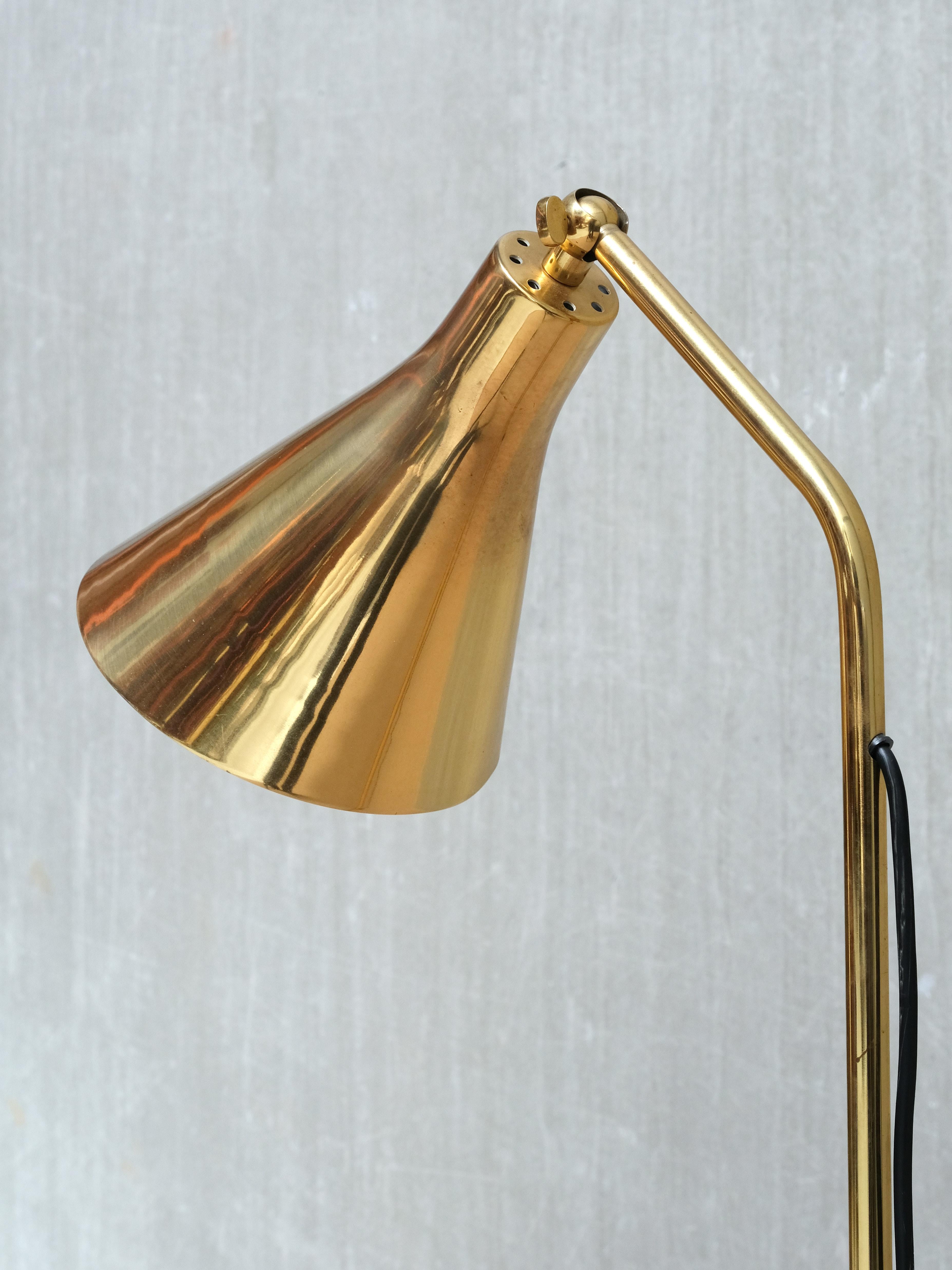 Ottone Lampada da terra 'LT3' di Ignazio Gardella in ottone e marmo, Azucena, Italia, anni '50 in vendita