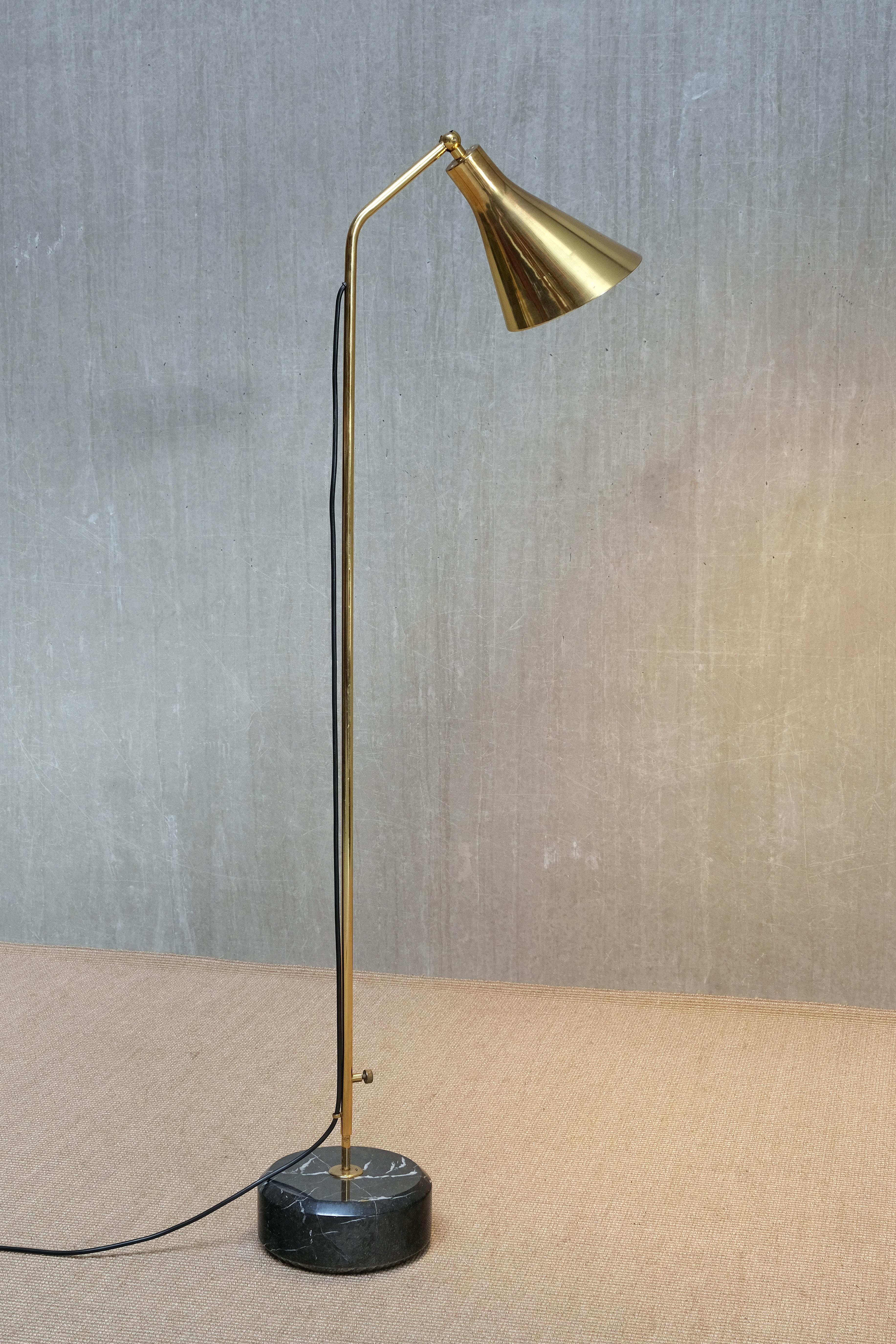 Lampada da terra 'LT3' di Ignazio Gardella in ottone e marmo, Azucena, Italia, anni '50 in vendita 2