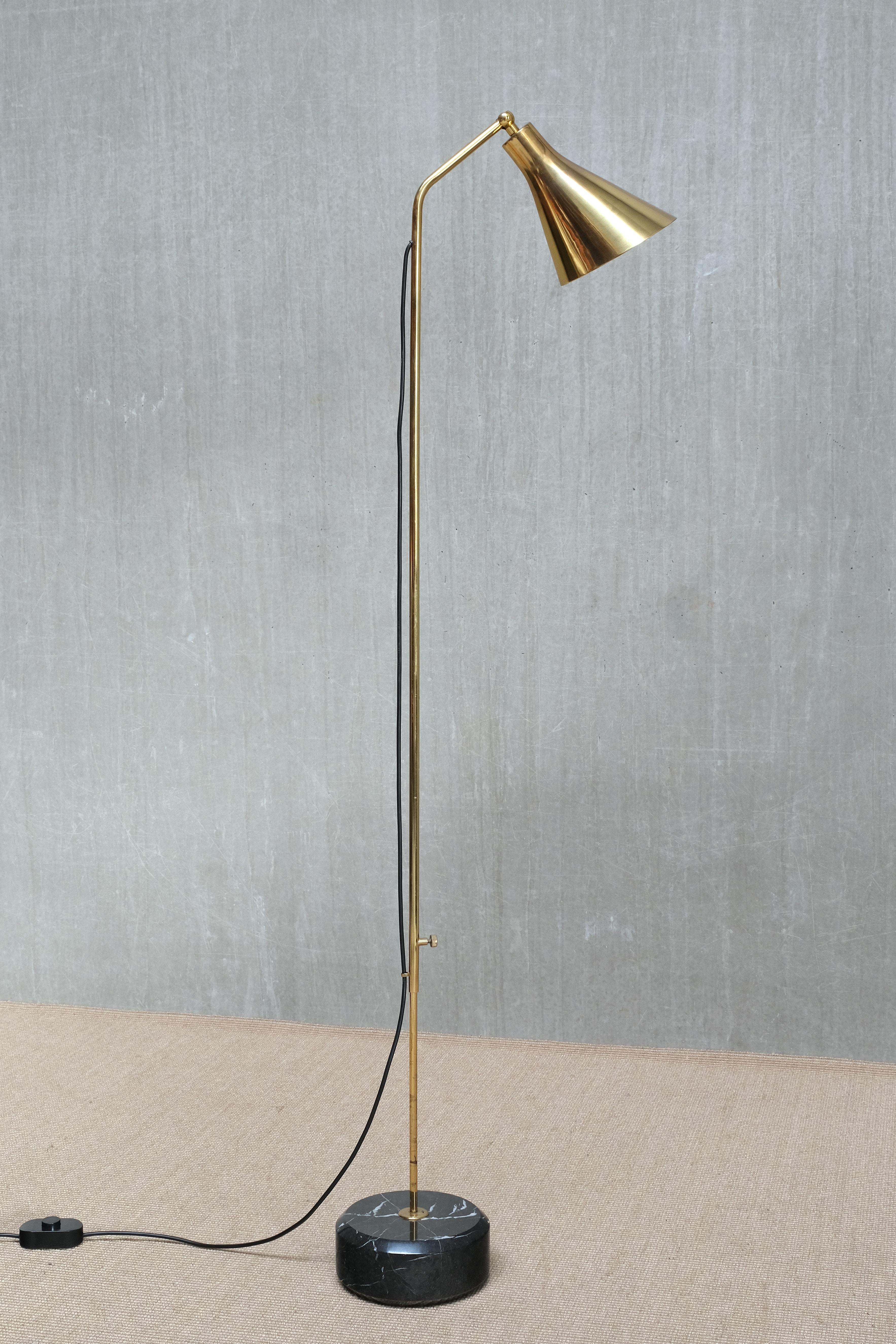 Lampada da terra 'LT3' di Ignazio Gardella in ottone e marmo, Azucena, Italia, anni '50 in vendita 3