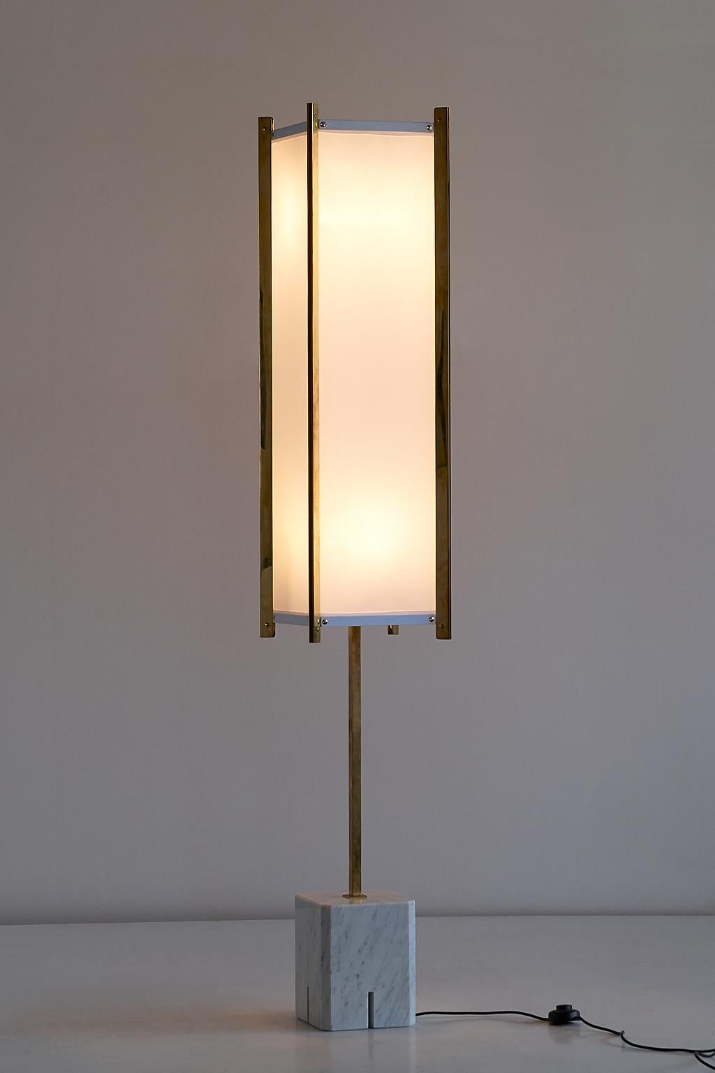 This rare model LTE 12 Prisma floor lamp was designed by Ignazio Gardella and manufactured by Azucena in the early 1960s.
The base of the lamp is in solid white Carrara marble, the stem and trims of the shade are in polished brass. The rectangular