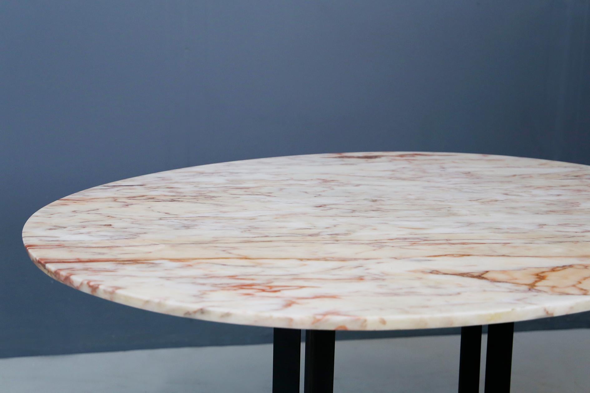 Essential dining table in the style of Ignazio Gardella in 1960. The dining table is made of black painted iron with brass bolts and feet. The base of the table is oval in a beautiful Calacatta marble with pink veins.
The table is ideal to complete