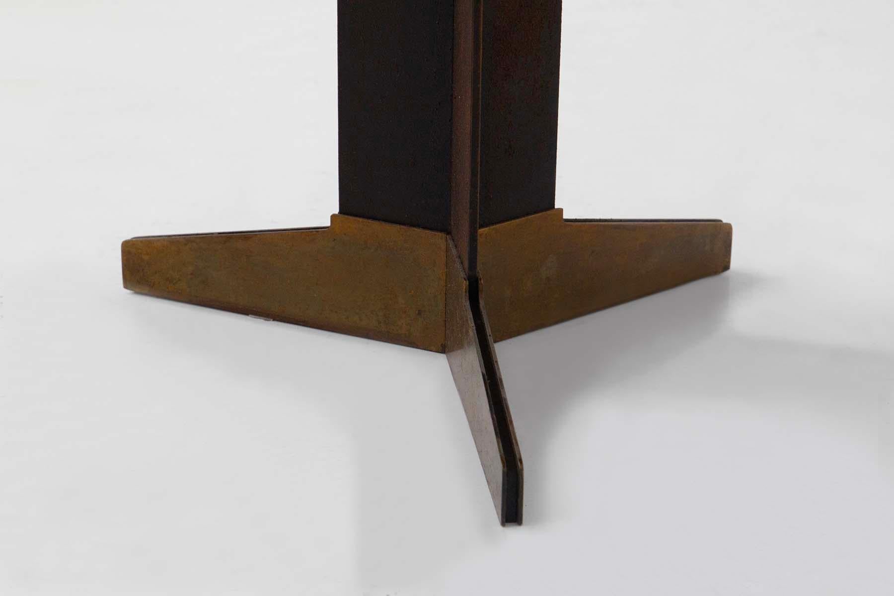 
Une table d'appoint italienne élégante et moderniste des années 1950-60, conçue par le visionnaire Ignazio Gardella, fait vraiment plaisir à voir. Sa forme ronde, ornée d'un plateau en marbre noir aux veines blanches exquises, est tout simplement