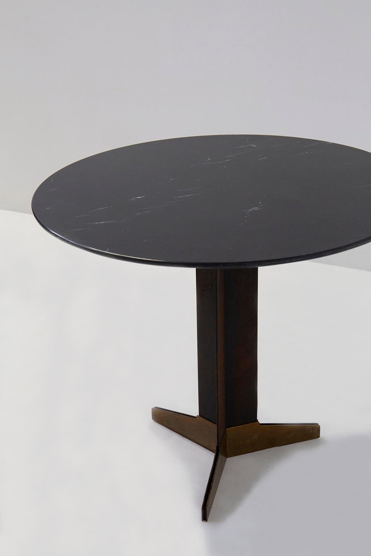 Milieu du XXe siècle Table ronde d'appoint Ignazio Gardella en marbre et laiton  en vente