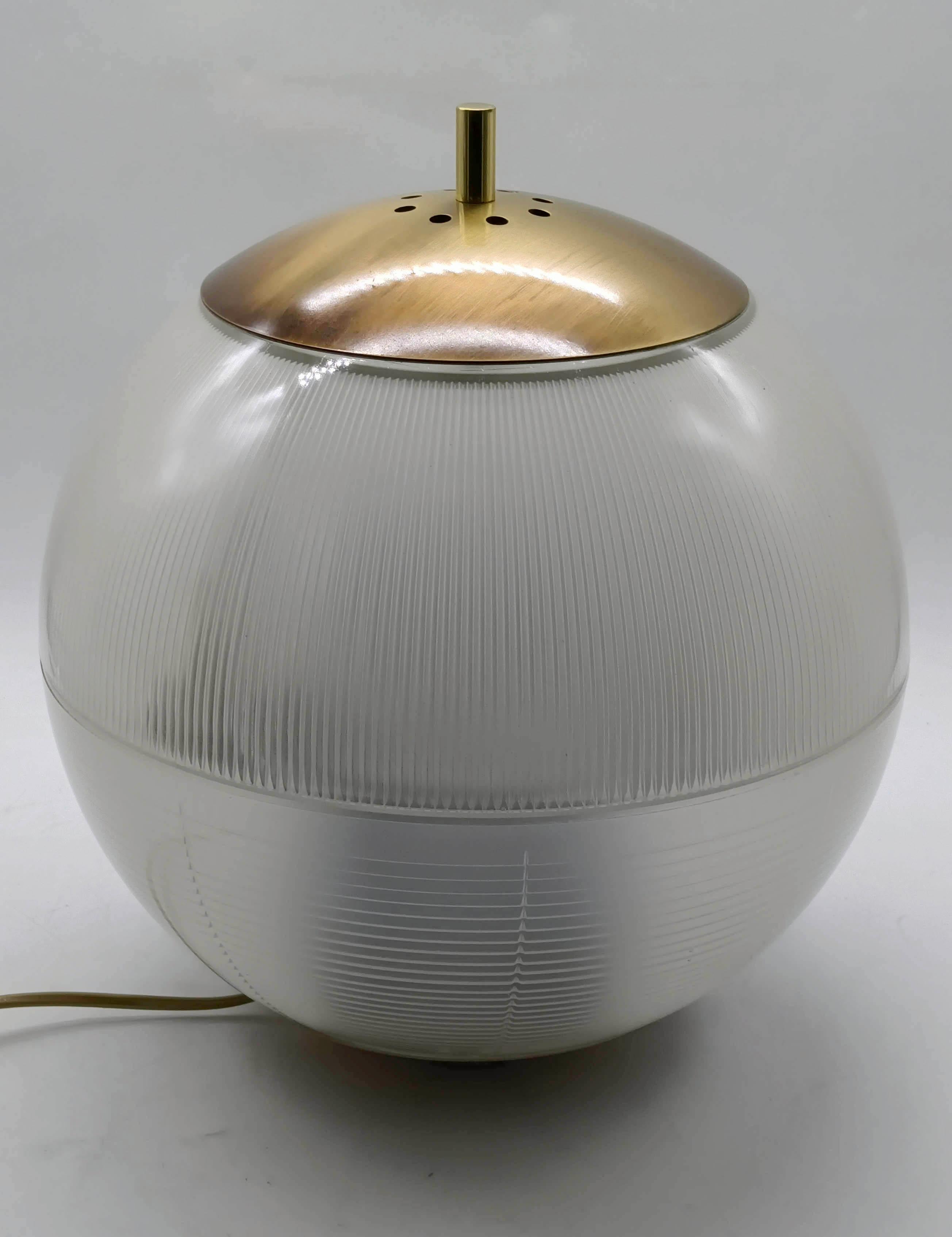Ignazio Gardella per Azucena, rara lampada da tavolo italiana del 1955 variante del modello LP7 e LT7 .
 Questa iconica ed elegante lampada da tavolo e' costituita da vetri stampati o pressati e piastre in ottone. 