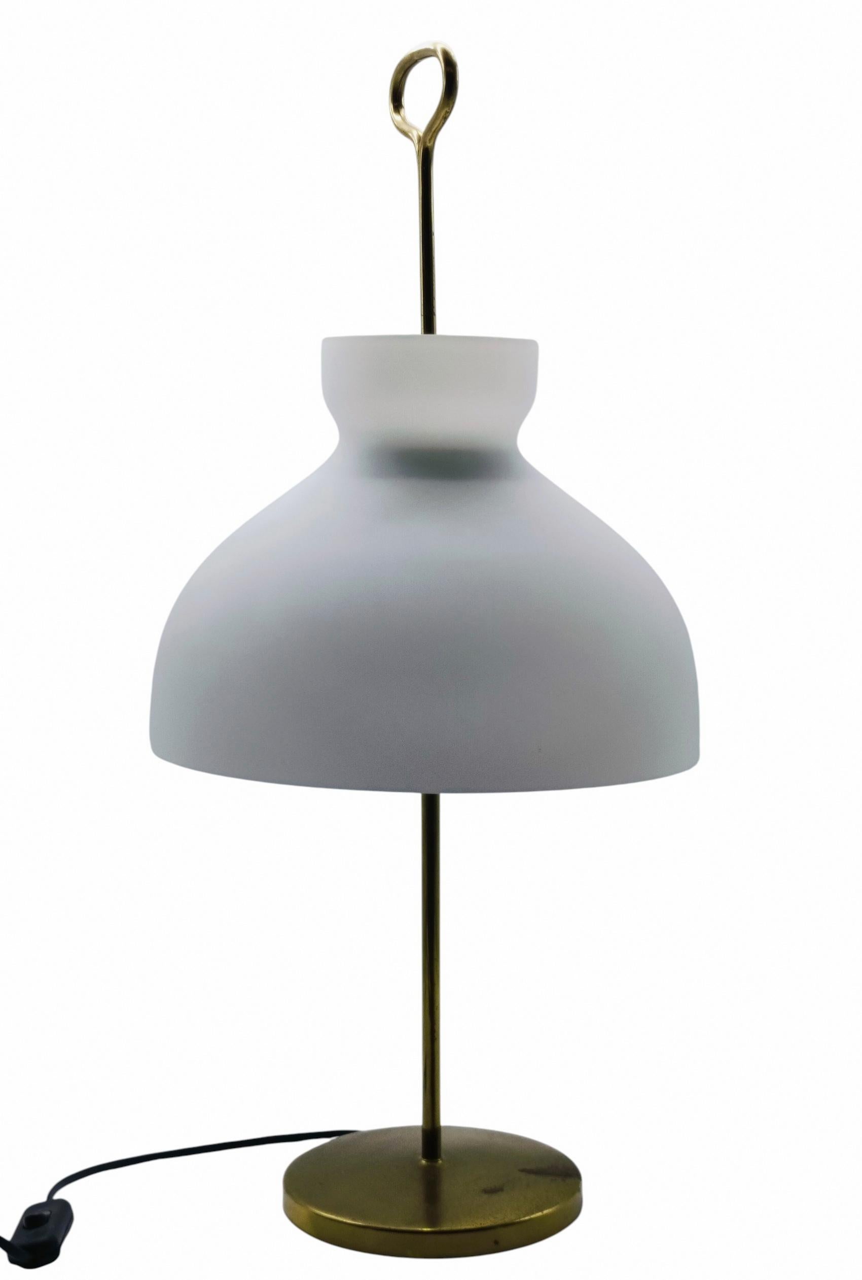 Lampada da tavolo Arenzano del Medioevo di Ignazio Gardella per Azucena, Italia 1956.  Das Gestell ist in Ottone gehalten, während der große Kampfraum aus satiniertem Opal-Vetro besteht.
Ignazio Gardella (Milano, 1905 - Oleggio, 1999) ist eine der