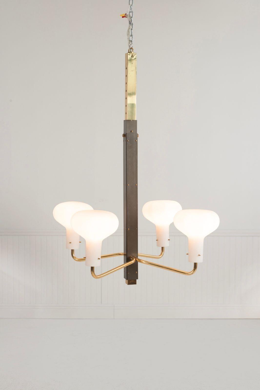 Ignazio Gardella Raro lampadario a quattro bracci per Azucena, Italia, 1958
Un raro lampadario a quattro bracci disegnato da Ignazio Gardella per Azucena, caratterizzato da uno stelo telescopico che permette di regolare l'altezza da 36,5