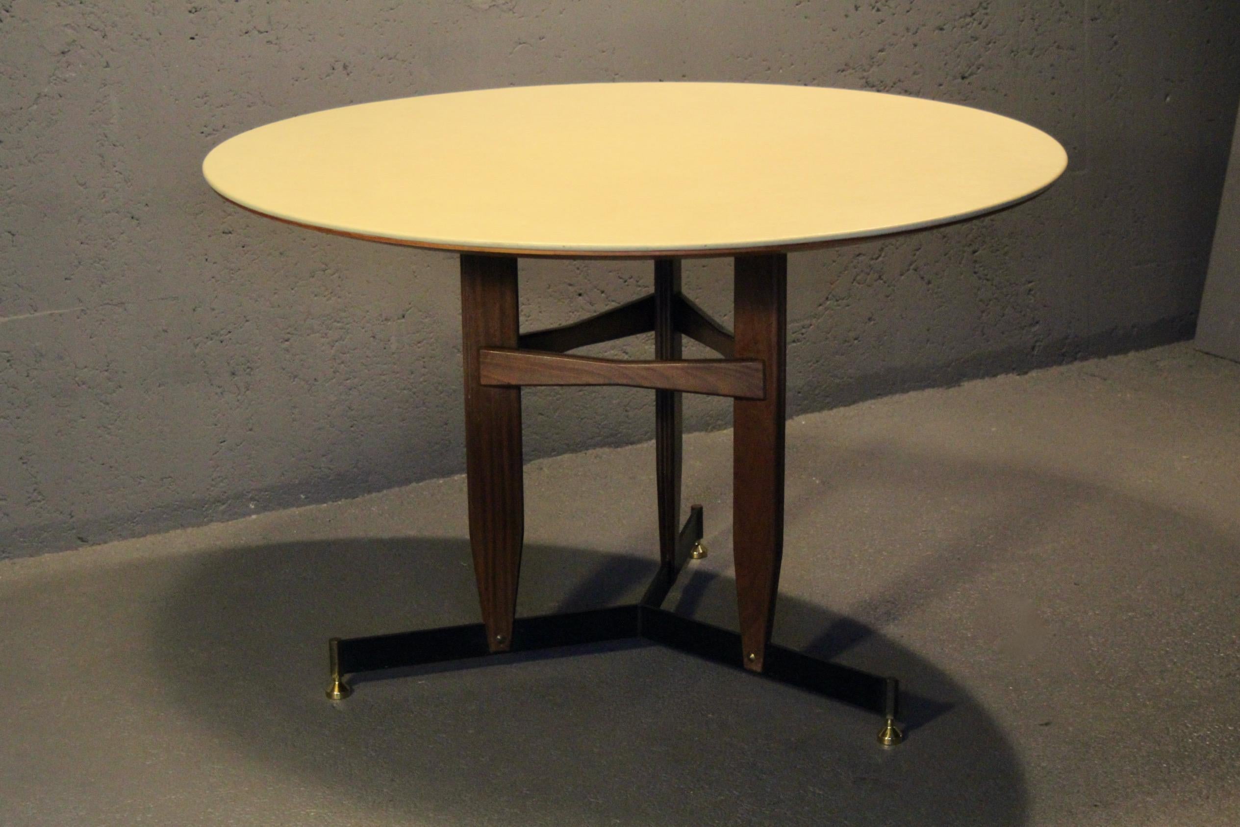 Table ronde en faux cuir, laiton et bois dans le style d'Ignazio Gardella 