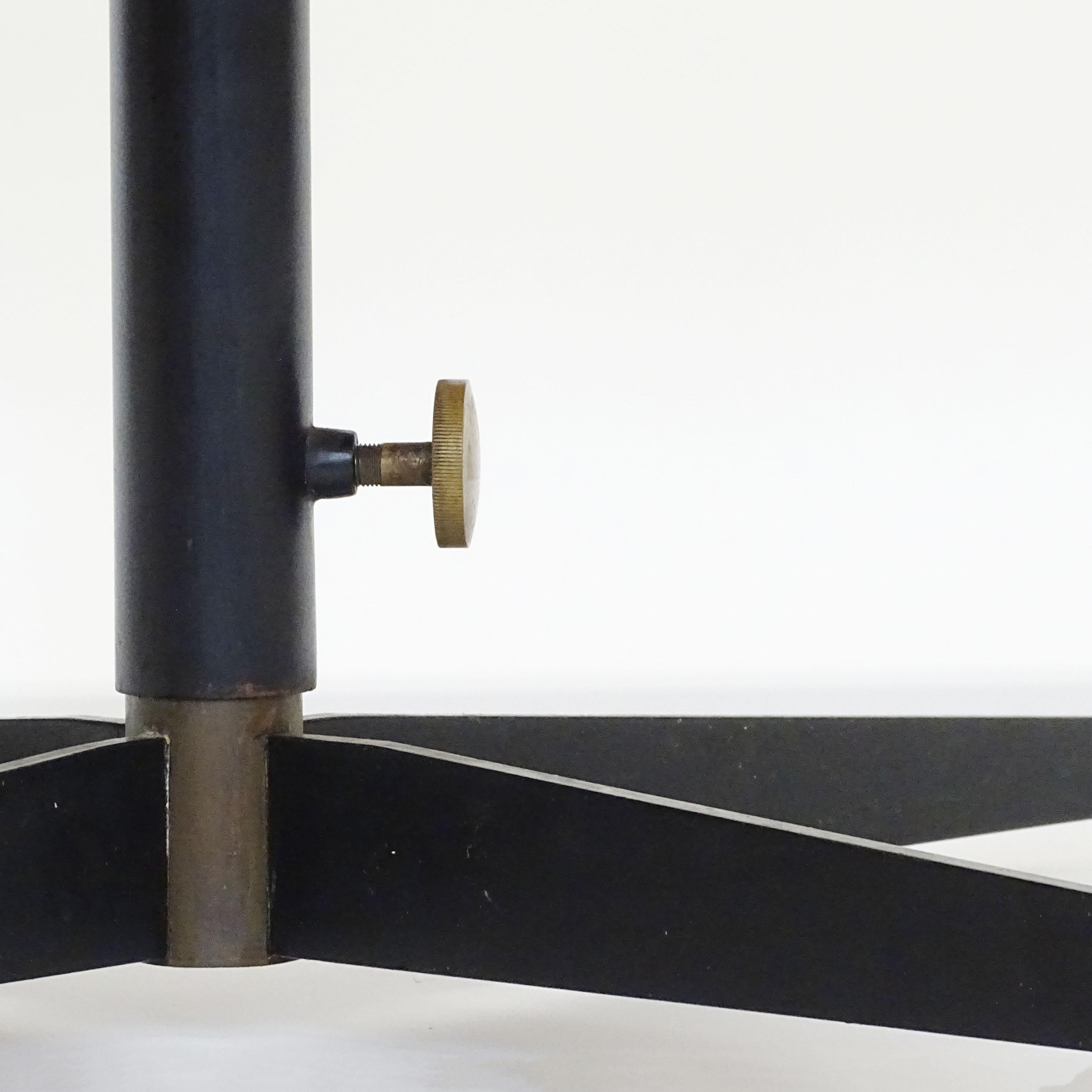 Rare Architect Ignazio Gardella 'T5' adjustable coffee table for Azucena, Italy, 1949.

It features a felt top surface and an adjustable base that extends in height for use as either a coffee table or a game table.

Measures: Max. Height 75cm.