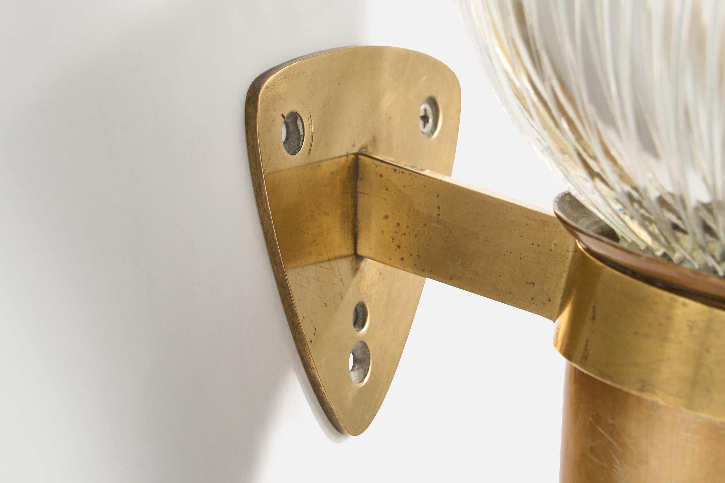 Ignazio Gardella, Wall Light, Brass, Glass, Italy, 1960s In Good Condition For Sale In High Point, NC