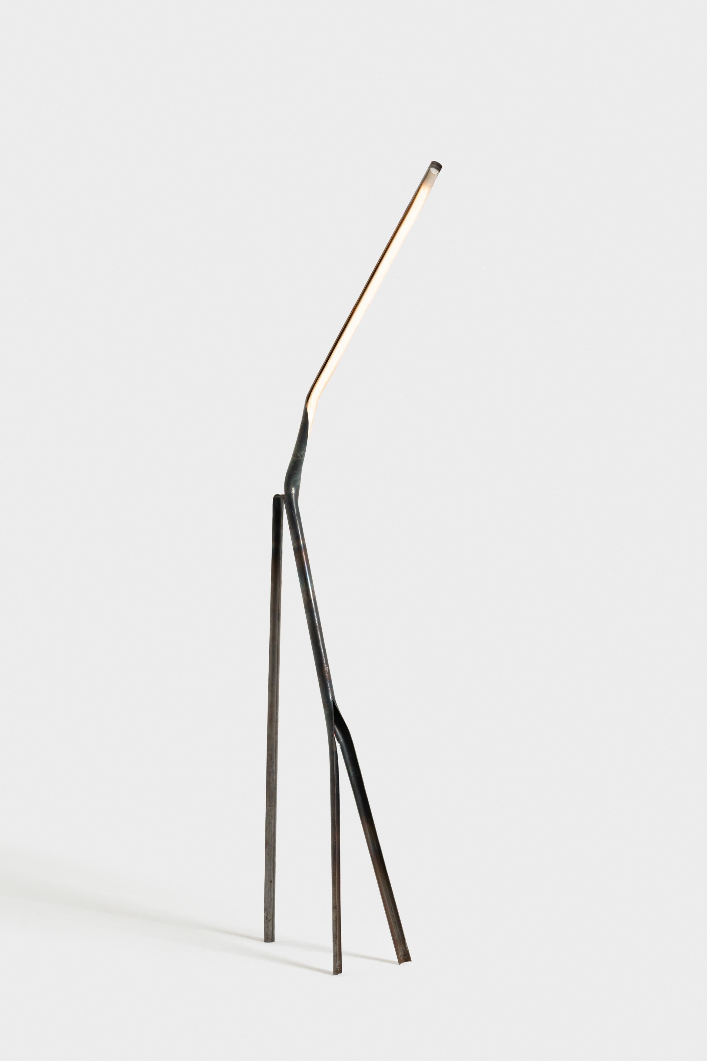 Die Lampe ist das Ergebnis einer Recherche über traditionelle Schmiedetechniken
das auf ein industrielles Stahlrohr aufgebracht wurde und auf den aktuellen Stand der Modernität verweist.
Es kommt aus einem einzigen Stahlrohr, 2 Schnitte und nach dem