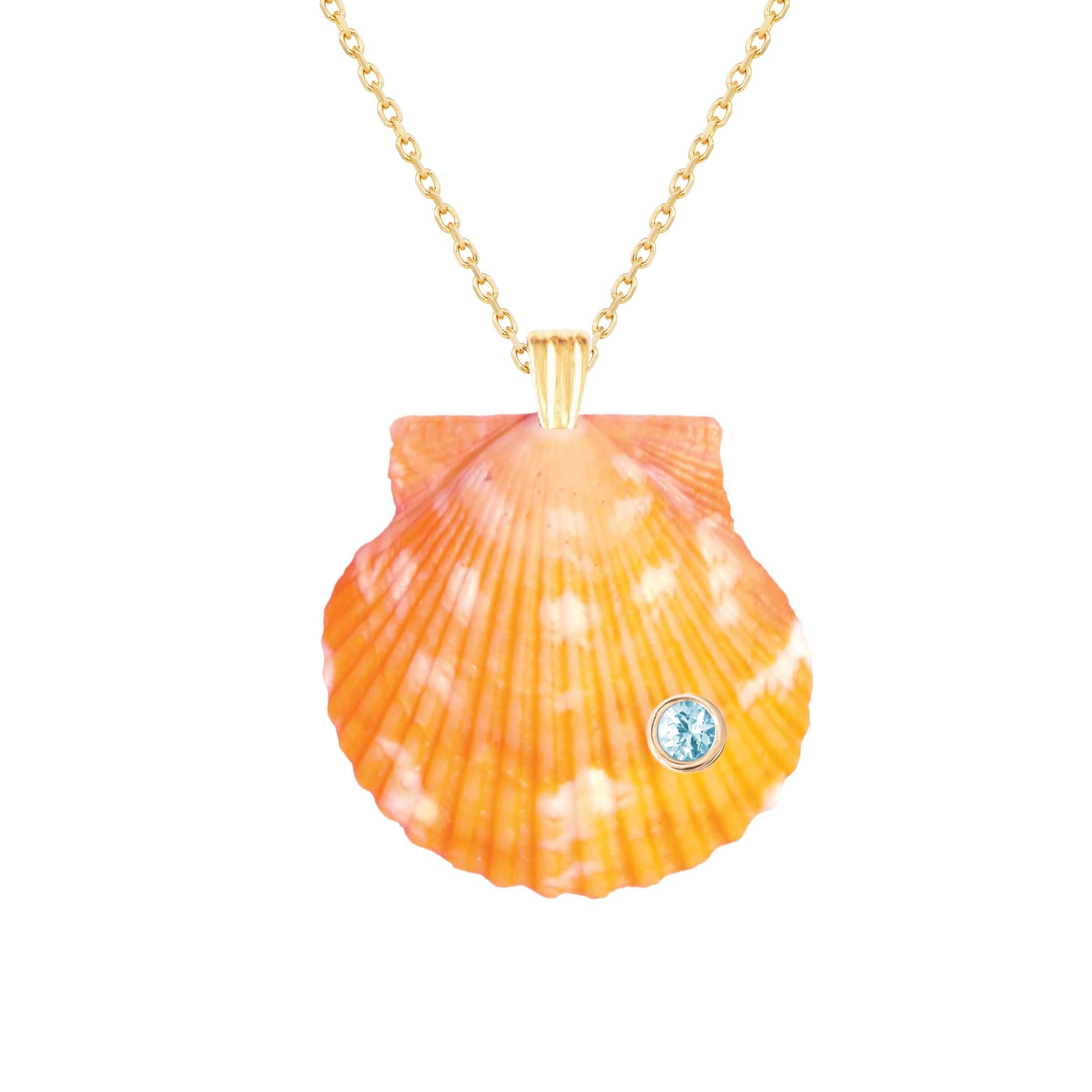 Ciondolo a forma di conchiglia Nature con finiture in oro massiccio 14k e gemma di topazio blu naturale. Indossa questo ciondolo da solo o abbinalo ad altre catene d'oro per un bellissimo effetto a strati.  

L'ordine include un ciondolo a
