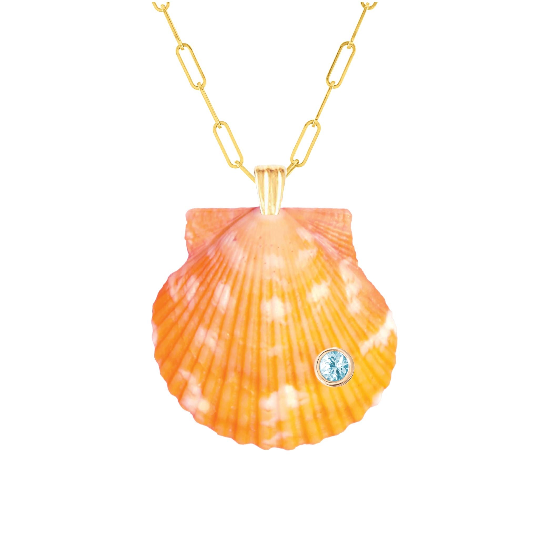 Taglio rotondo Ciondolo a forma di conchiglia naturale di Ignis con oro 14k e gemma naturale di topazio blu in vendita