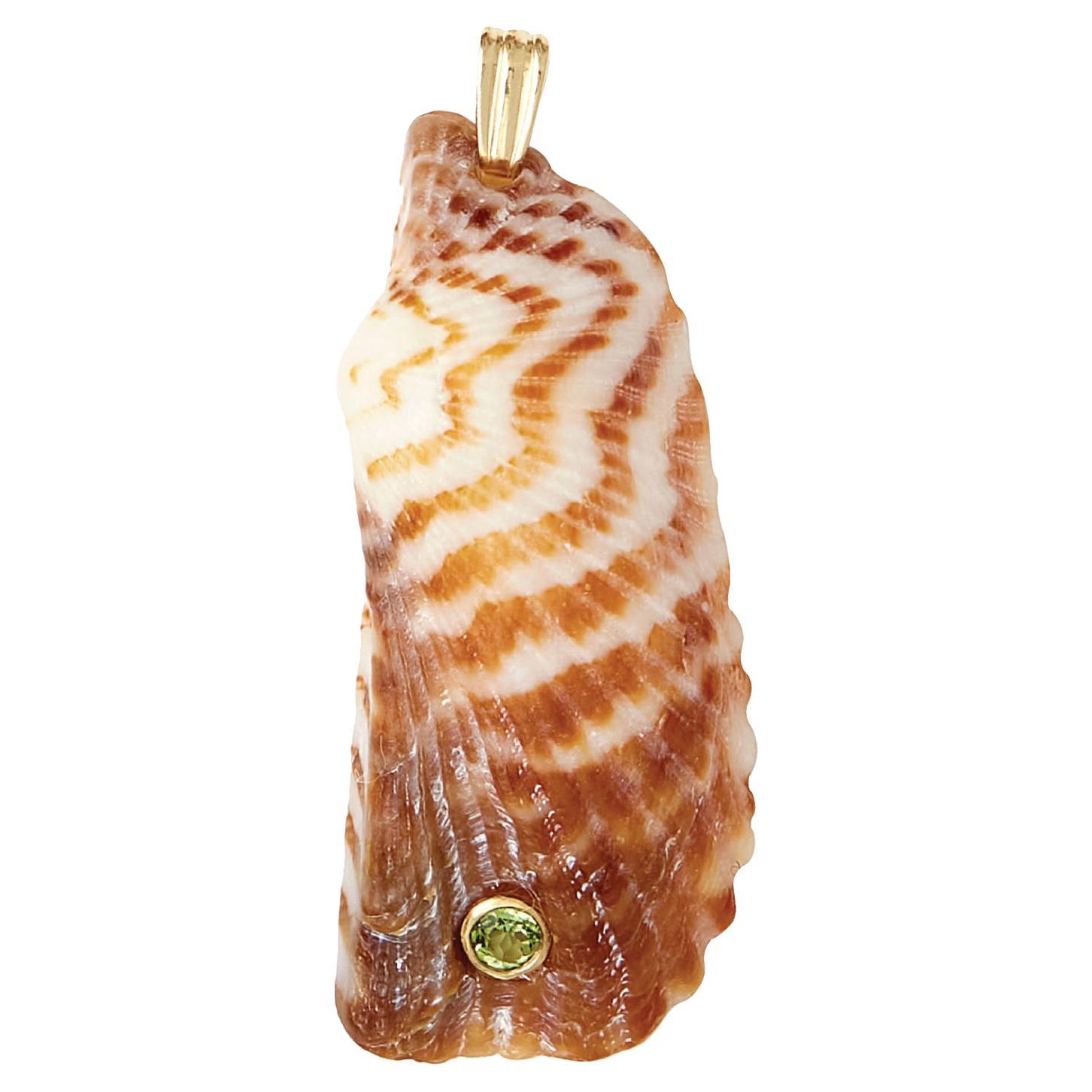 Colgante de Concha Natural Ignis con Oro de 14k y Gema Natural Peridoto