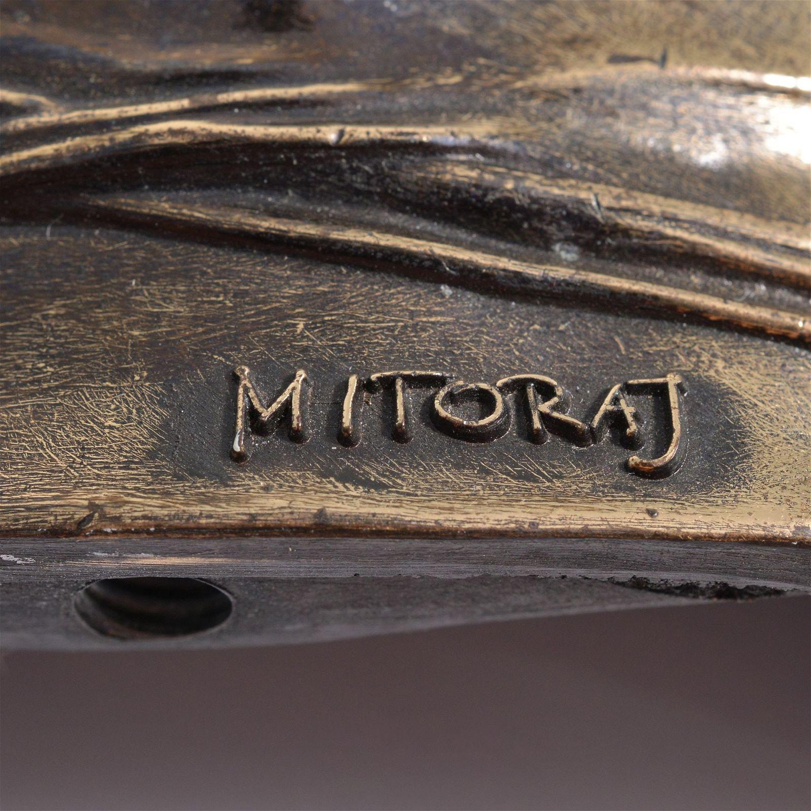  Petite sculpture de torse en bronze Cuirasse
 Igot Mitoraj (polonais, 1944-2014)
signé dans le moule, d'une édition non numérotée de 1500 bronze avec patine dorée sur base lucite.
Dimensions du bronze 4,25 