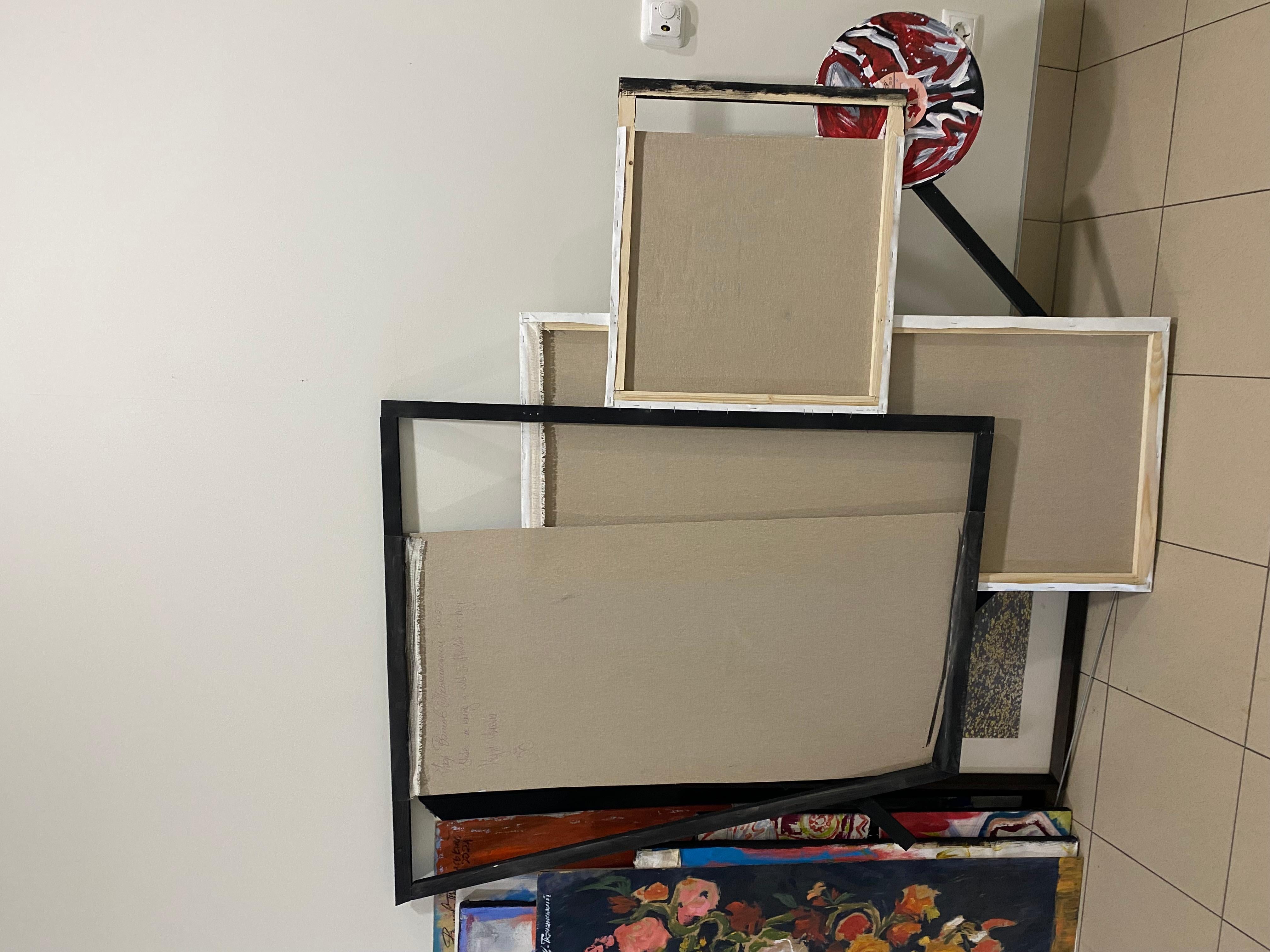 Dieses Werk verbindet ein klassisches Stillleben mit zeitgenössischem Ausdruck und dynamischer Energie. Der Künstler verwendet Elemente der Collage und Assemblage und dekonstruiert den Keilrahmen mit einer Schallplatte und Holzteilen. Traditionelle