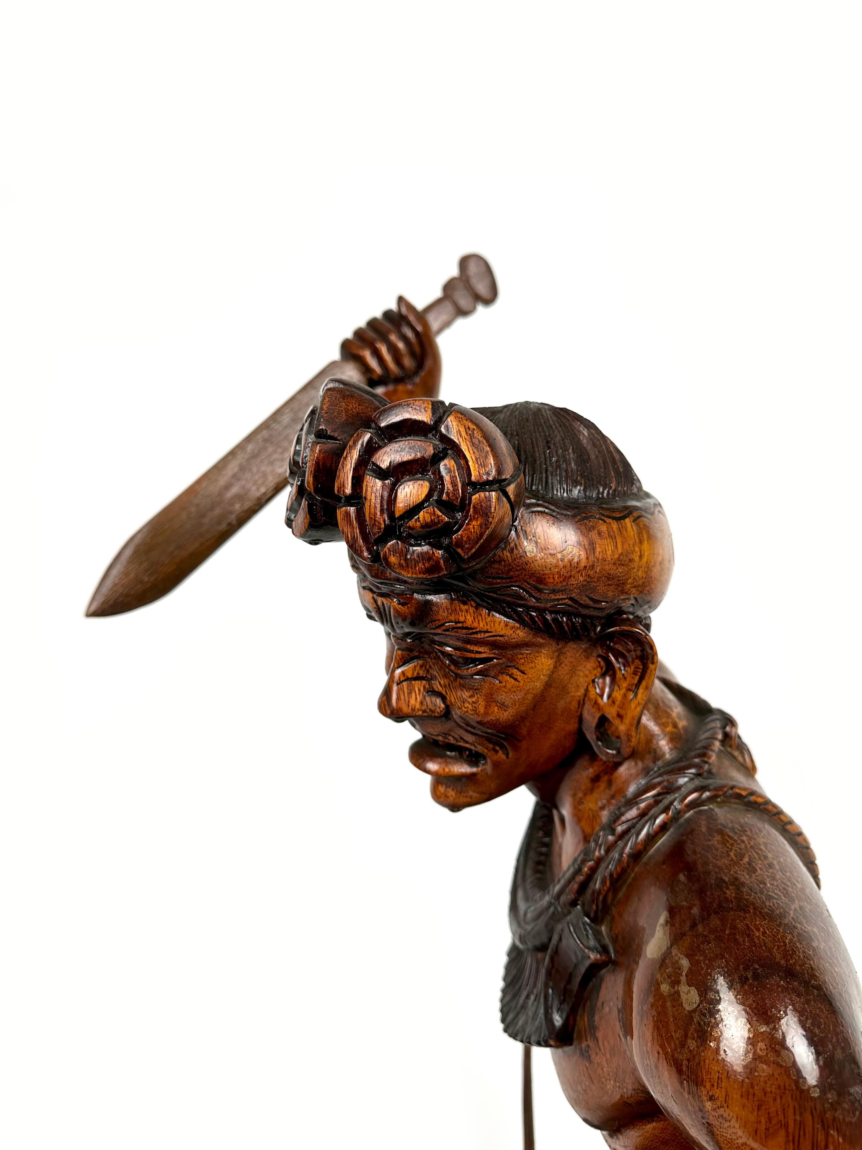 Escultura figurativa de la tribu Igorot en madera tallada, Filipinas, años 50 en venta 3
