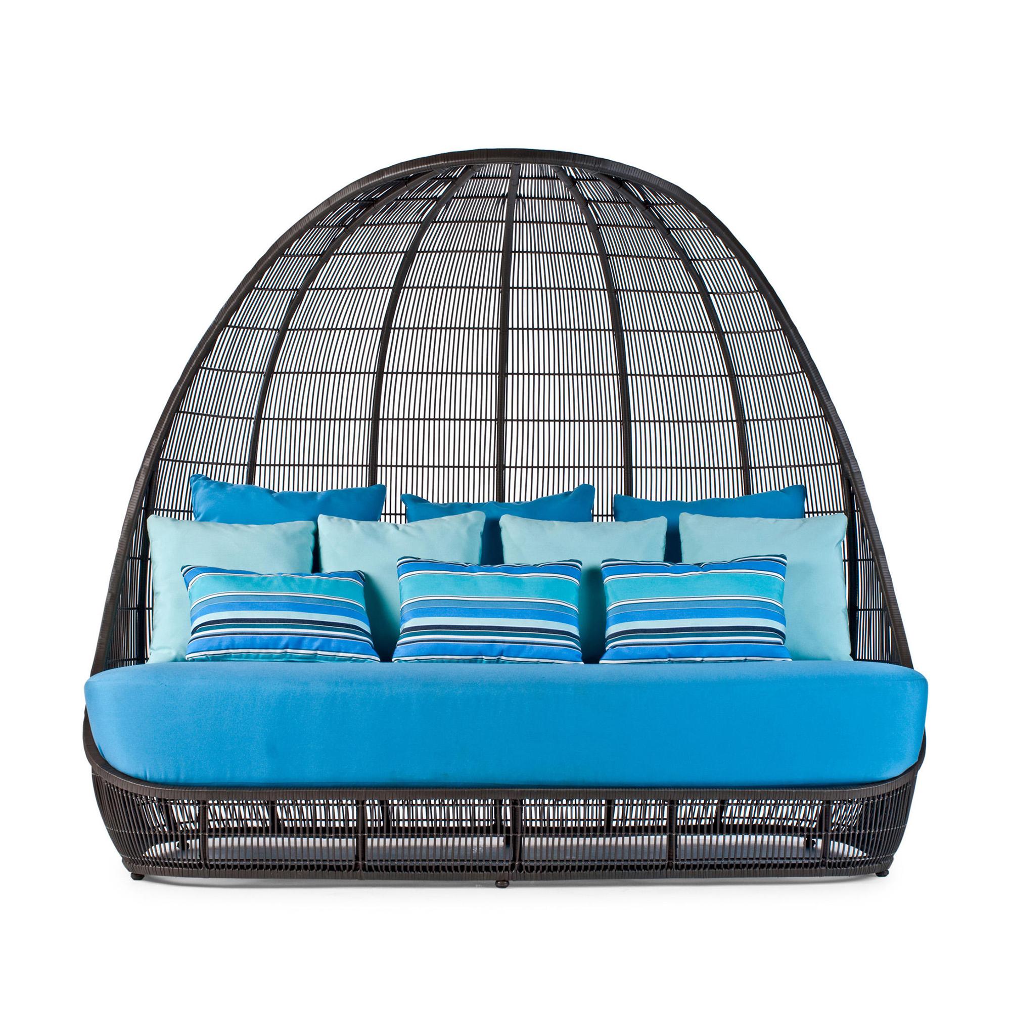 Daybed Iguan with structure in steel,
with polyethylene and nylon.
Handmade strong daybed.
With rectangular mattress seat included in sky blue finish.
With 10 pillows included: 3 in sky blue finish, 4 in aqua finish
and 3 with trims in sky