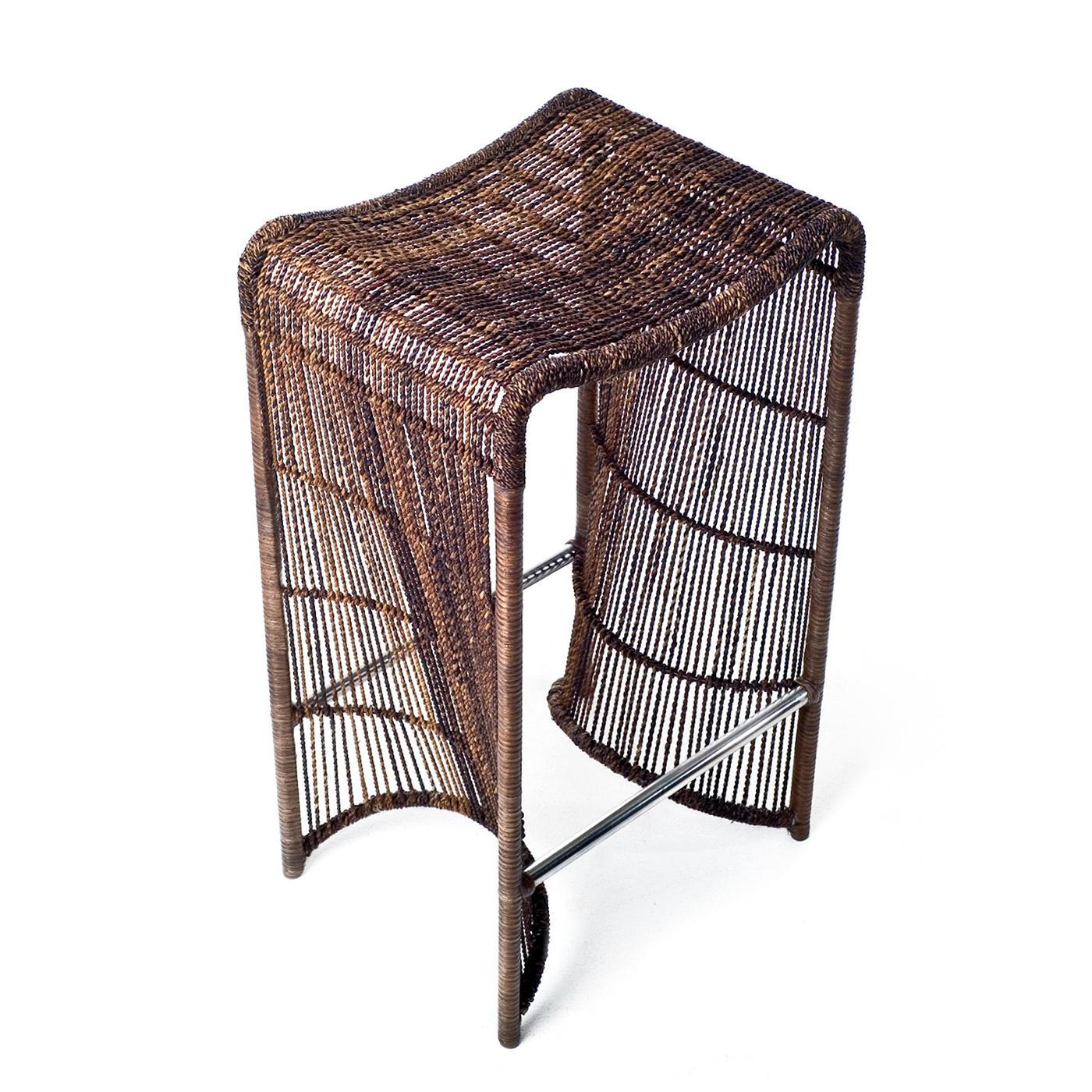 Tabouret Iguan avec structure en acier inoxydable
et l'acier. Avec des fibres de bois d'abaca de Sumatra
et de nylon. Tabouret solide fabriqué à la main.
Délai de production si en stock : 2-3 semaines,
si pas en stock 15-16 semaines.