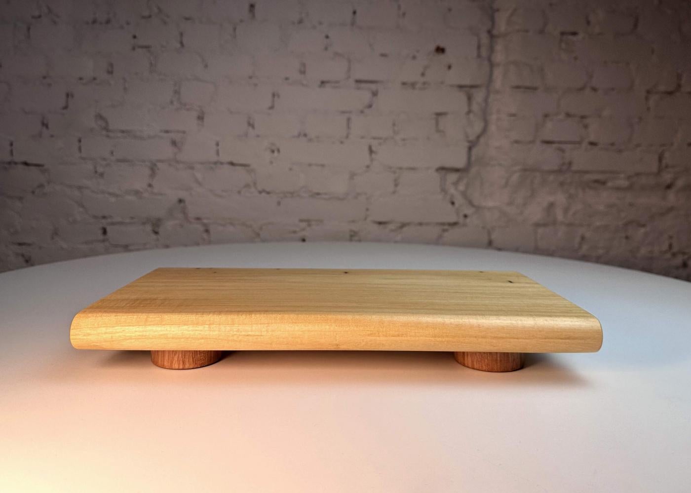 Iguape Tablett Tisch aus Massivholz (Organische Moderne) im Angebot