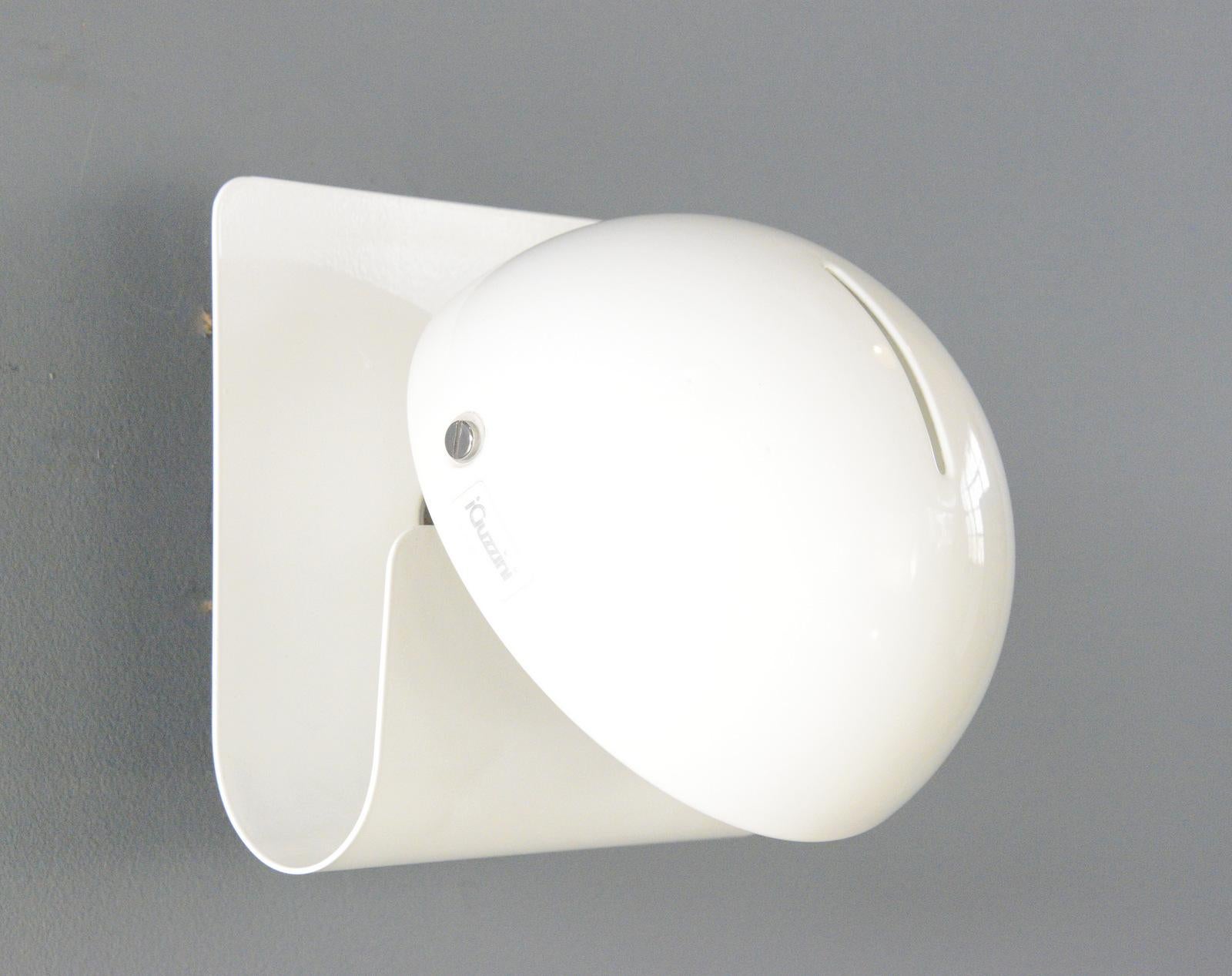IGuzzini Bugia Apliques de pared Circa 1970s

- Placa trasera curvada de acero
- Pantalla abovedada de acero con hendidura 
- Para 1 bombilla E14
- Se conecta directamente a la pared
- Pintura original marfil
- Diseñado por Giuseppe Cormio
-