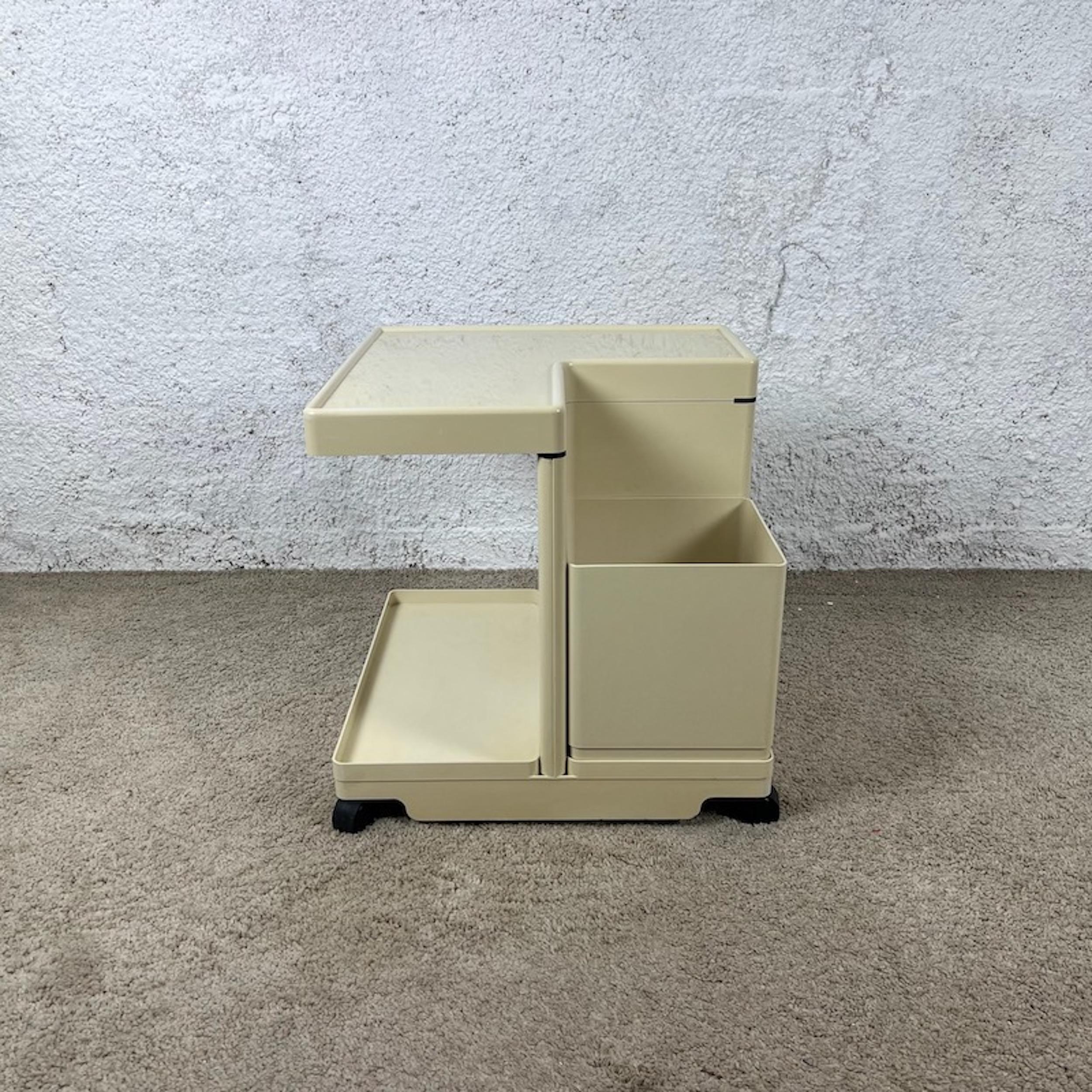 Beautiful and rare organiser trolley from the iconic DOMA series, produced by iGuzzini in the 70s.

This beautiful organizer is highly versatile: it can be used as a portable cabinet, a magazine rack, a serving trolley. It has a movable box and