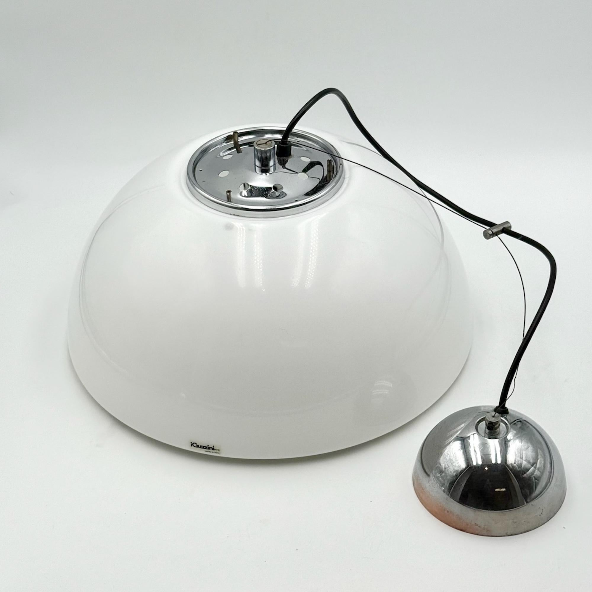 iGuzzini Lampada a Sospensione Modello 3072 in Acrilico Bianco 1970s Iconic Space Age Design in vendita 4