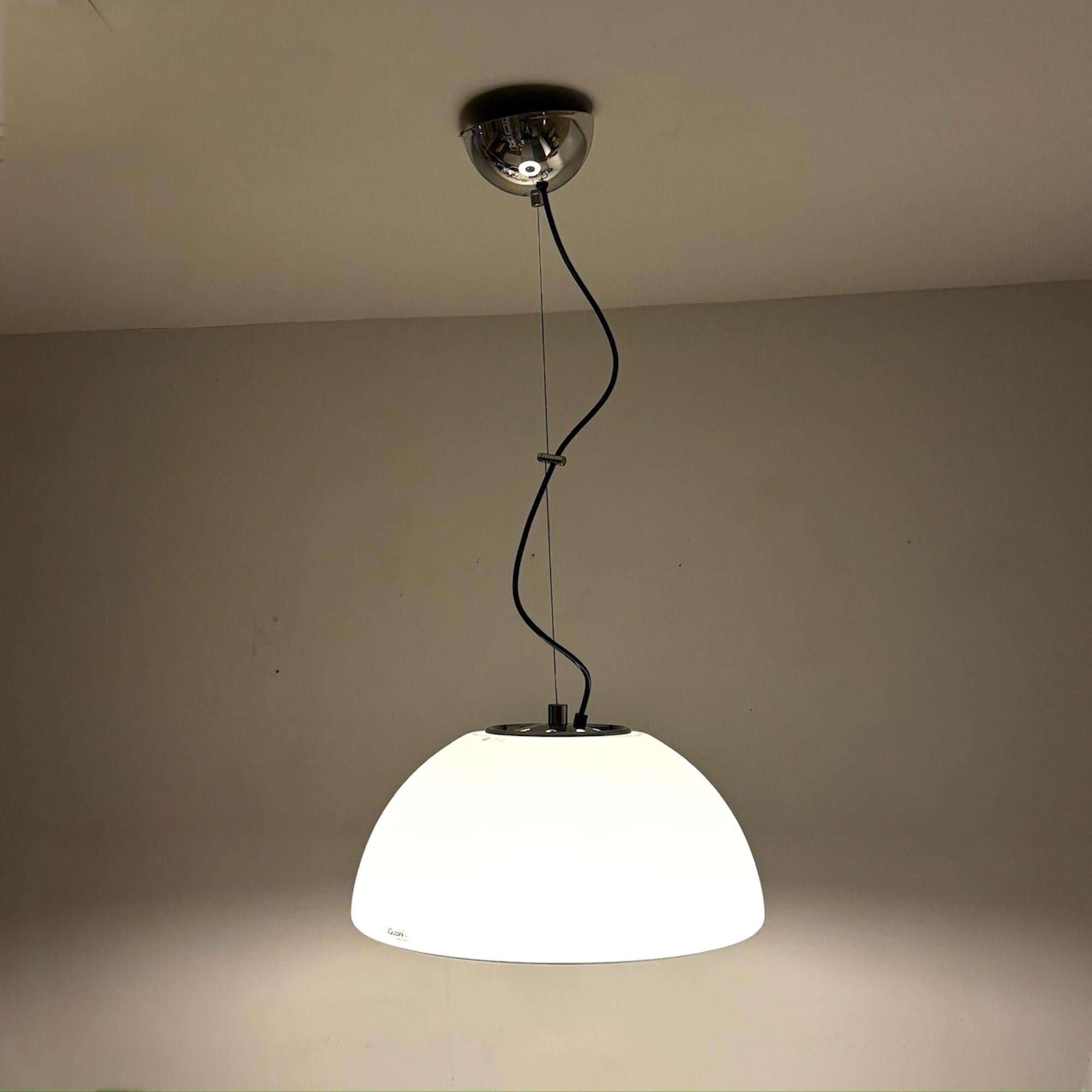 iGuzzini Lampada a Sospensione Modello 3072 in Acrilico Bianco 1970s Iconic Space Age Design in vendita 5