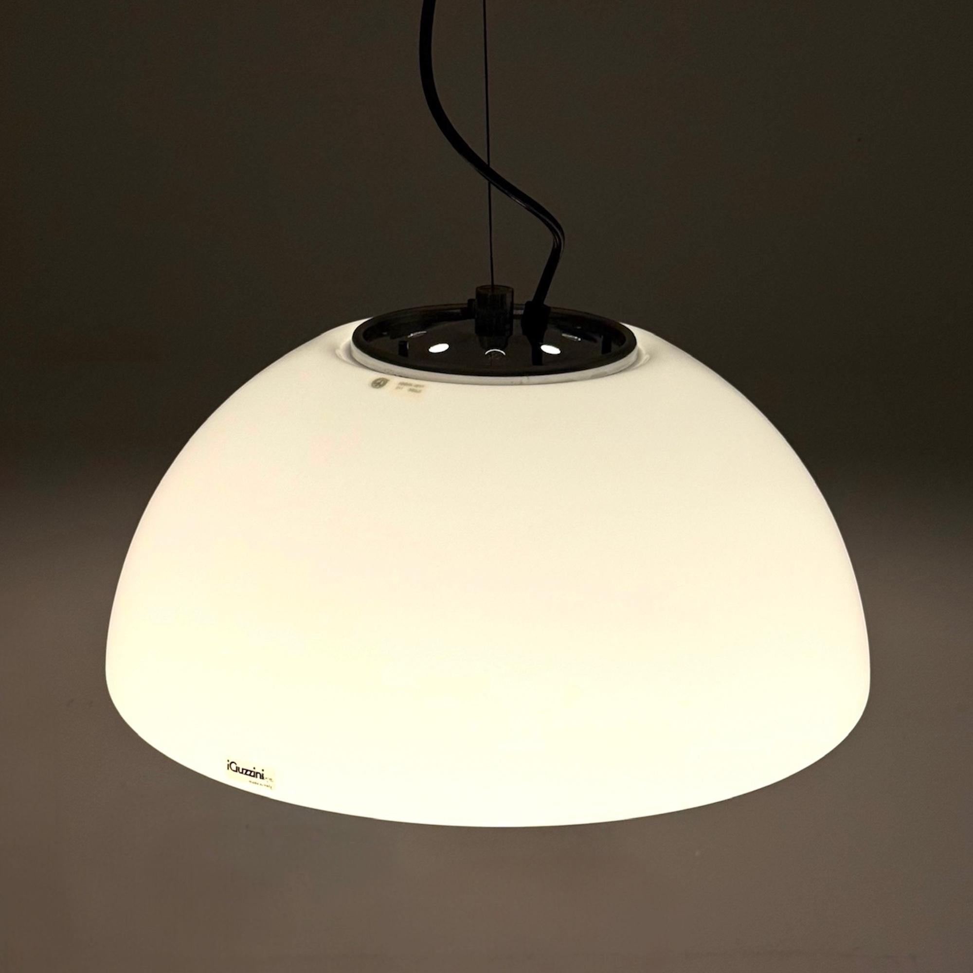 Metallo iGuzzini Lampada a Sospensione Modello 3072 in Acrilico Bianco 1970s Iconic Space Age Design in vendita