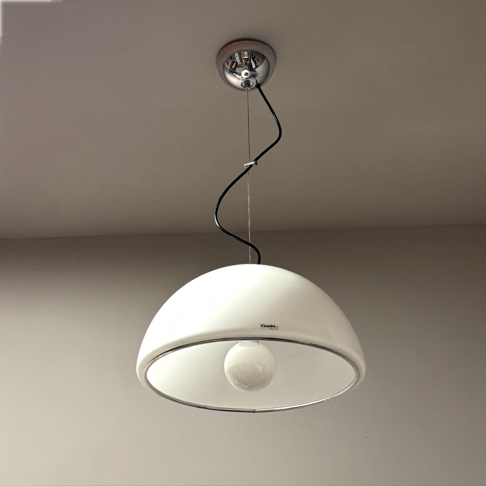 iGuzzini Lampada a Sospensione Modello 3072 in Acrilico Bianco 1970s Iconic Space Age Design in vendita 1