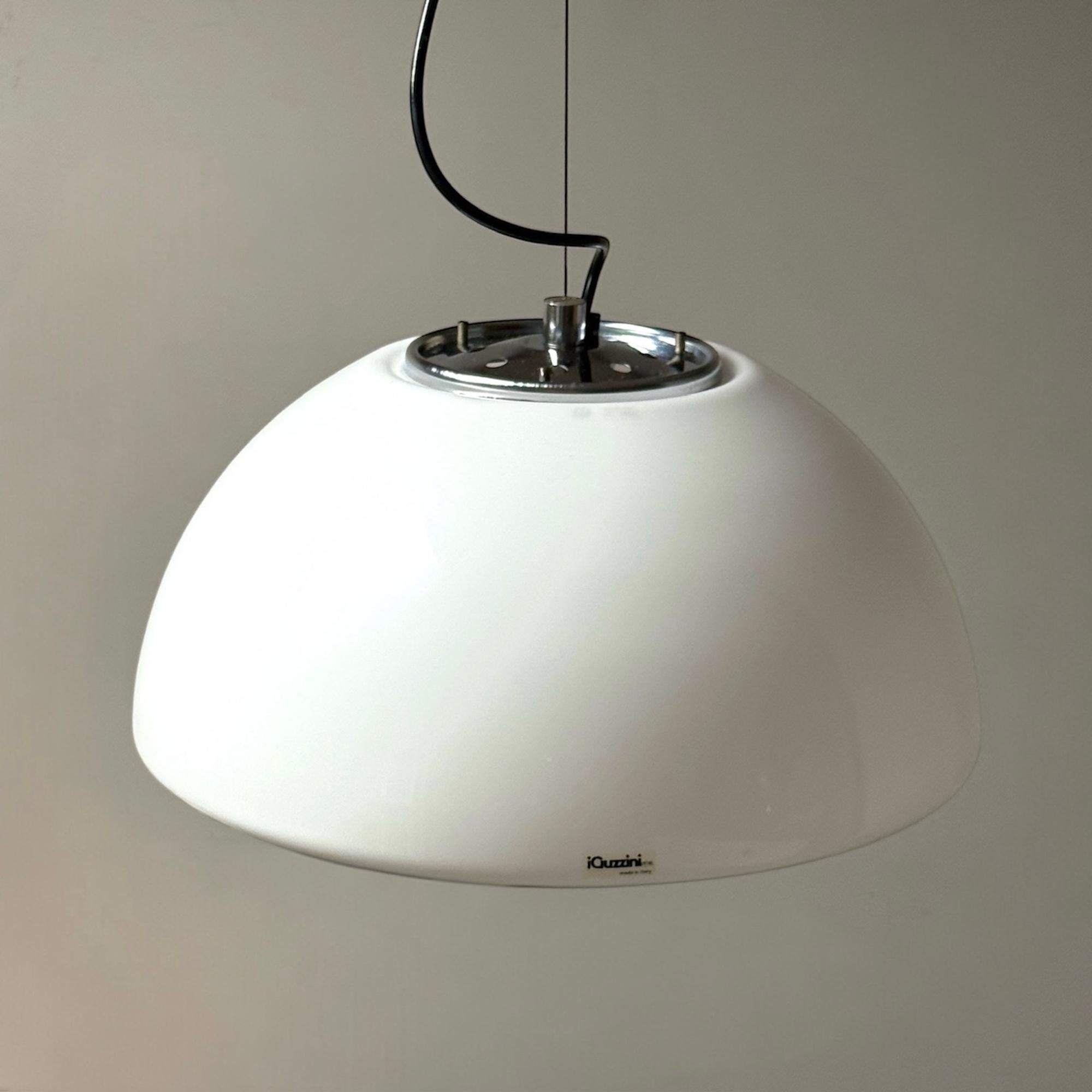 iGuzzini Lampada a Sospensione Modello 3072 in Acrilico Bianco 1970s Iconic Space Age Design in vendita 2