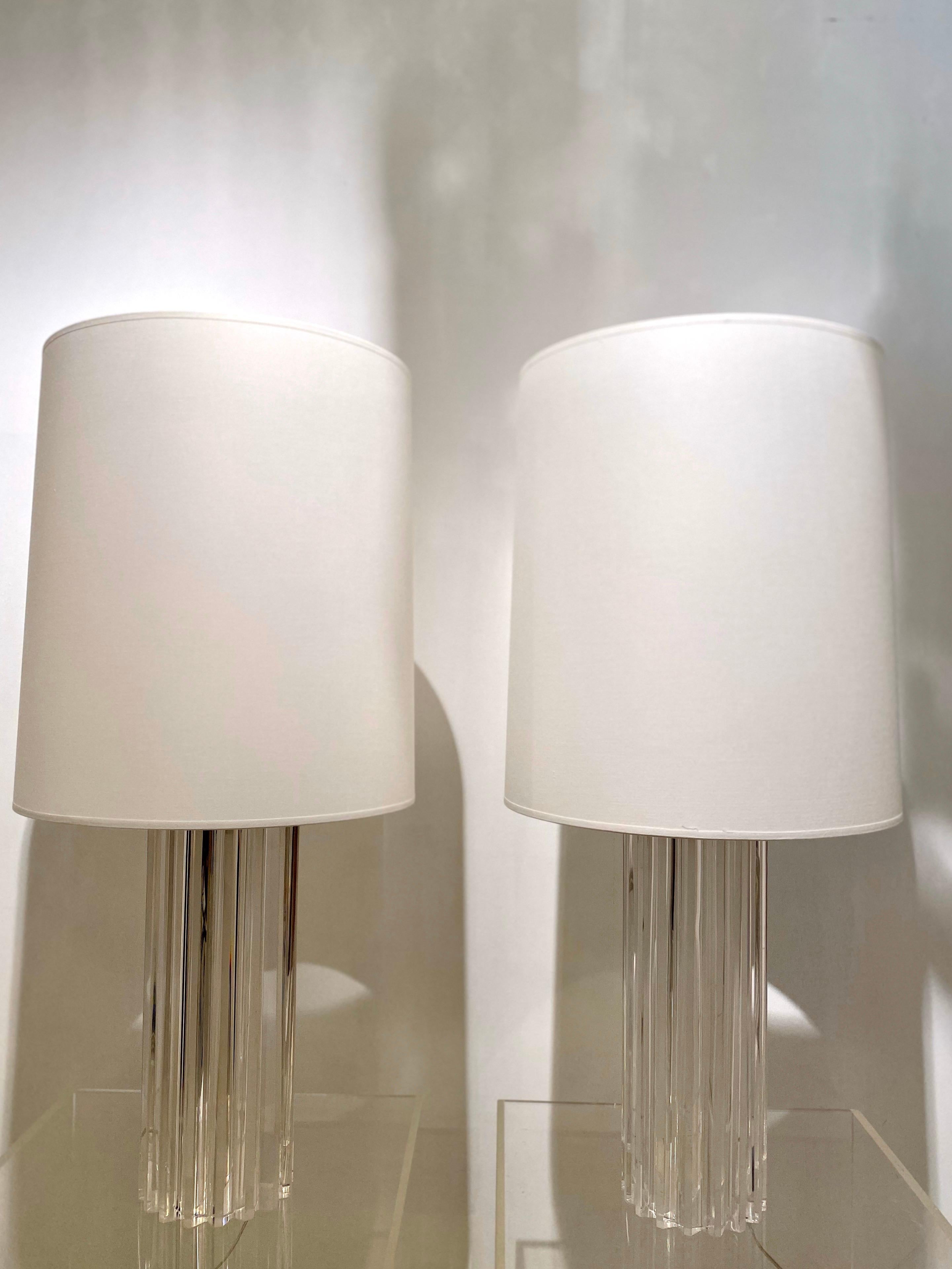 Founded in 1959 by 6 Italian brothers, iGuzzini manufacture has always been very creative working with leading designers and architects to improve the vision of lighting.
This pair of clear plexiglass lamps is full of simplicity and modernity.
A
