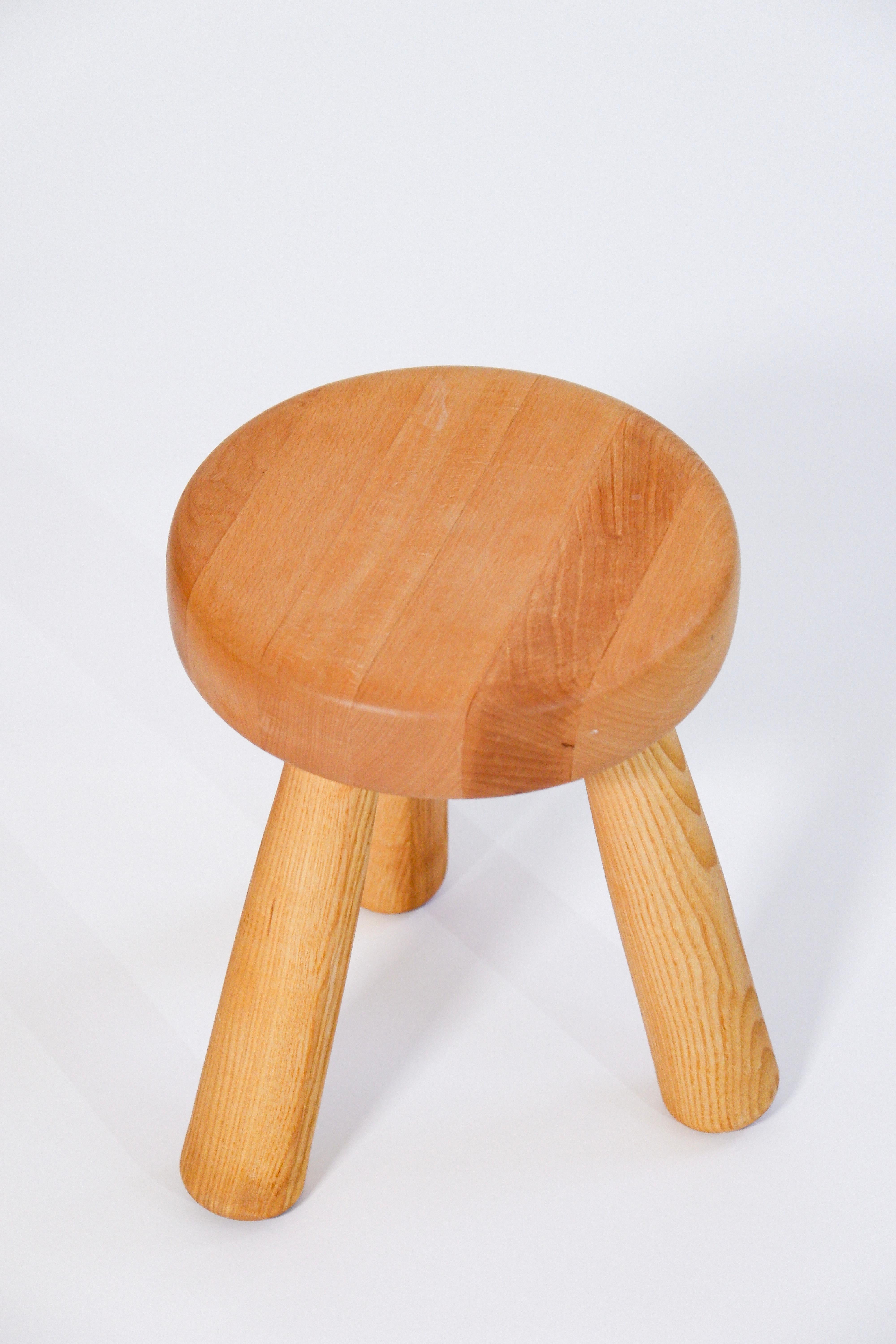 Rare mix wood Ingvar Hildingsson stool made in Beech & ash wood during the last part of the XXème century. The stool is in verry good condition, it's mark and labeled by the artist. Ingvar Hildingsson stool are based on rural and folk swedish art