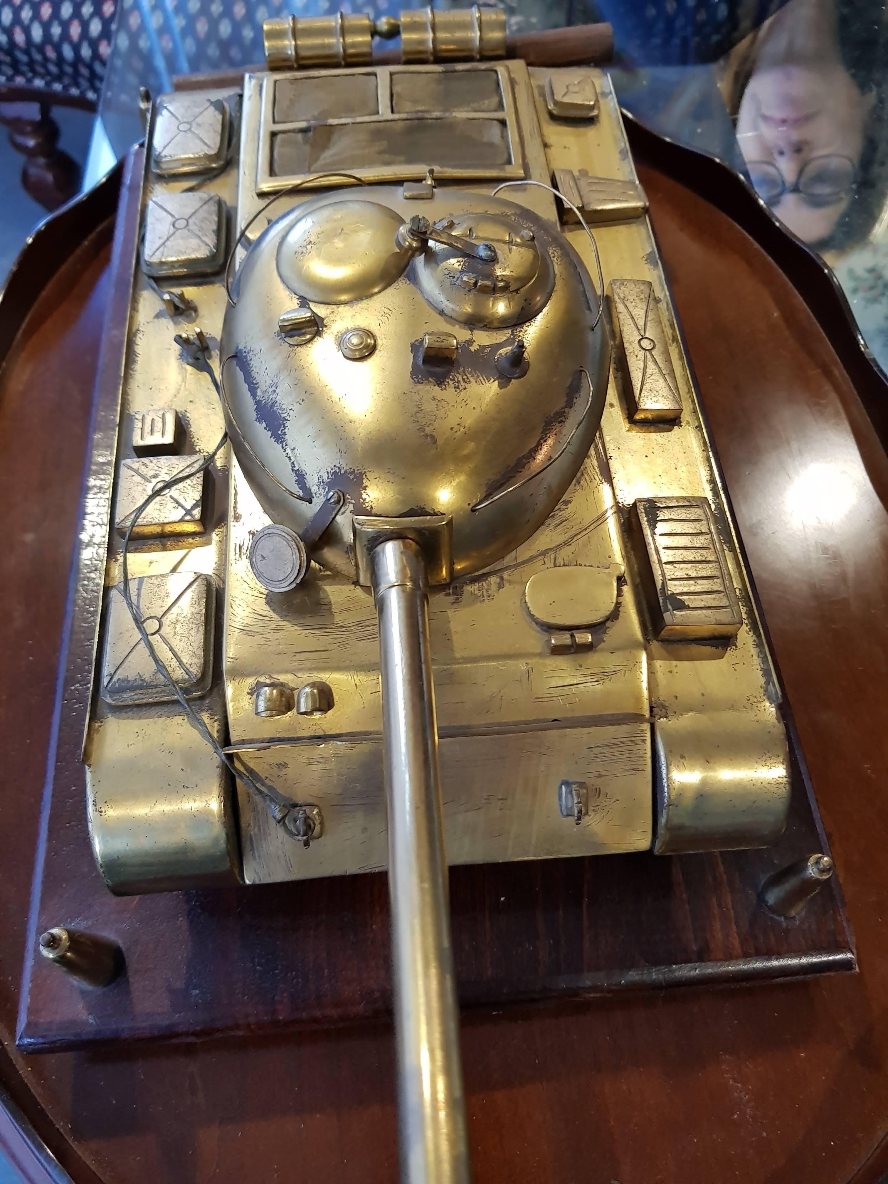 II World War Russian Tank in Brass, Wood and Rubber In Excellent Condition For Sale In Bilbao, ES