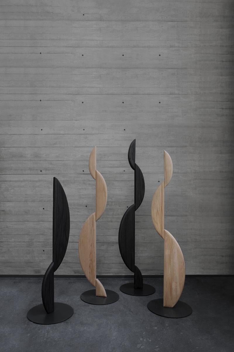 Die III Tercera Sculpture ist Teil der Collection'S Noviembre, die eine überzeugende Auswahl an Möbeln bietet, die dazu einladen, Form, Funktion und die ruhigen Linien, die jedes Stück definieren, zu erforschen. Inspiriert von Constantin Brancusis