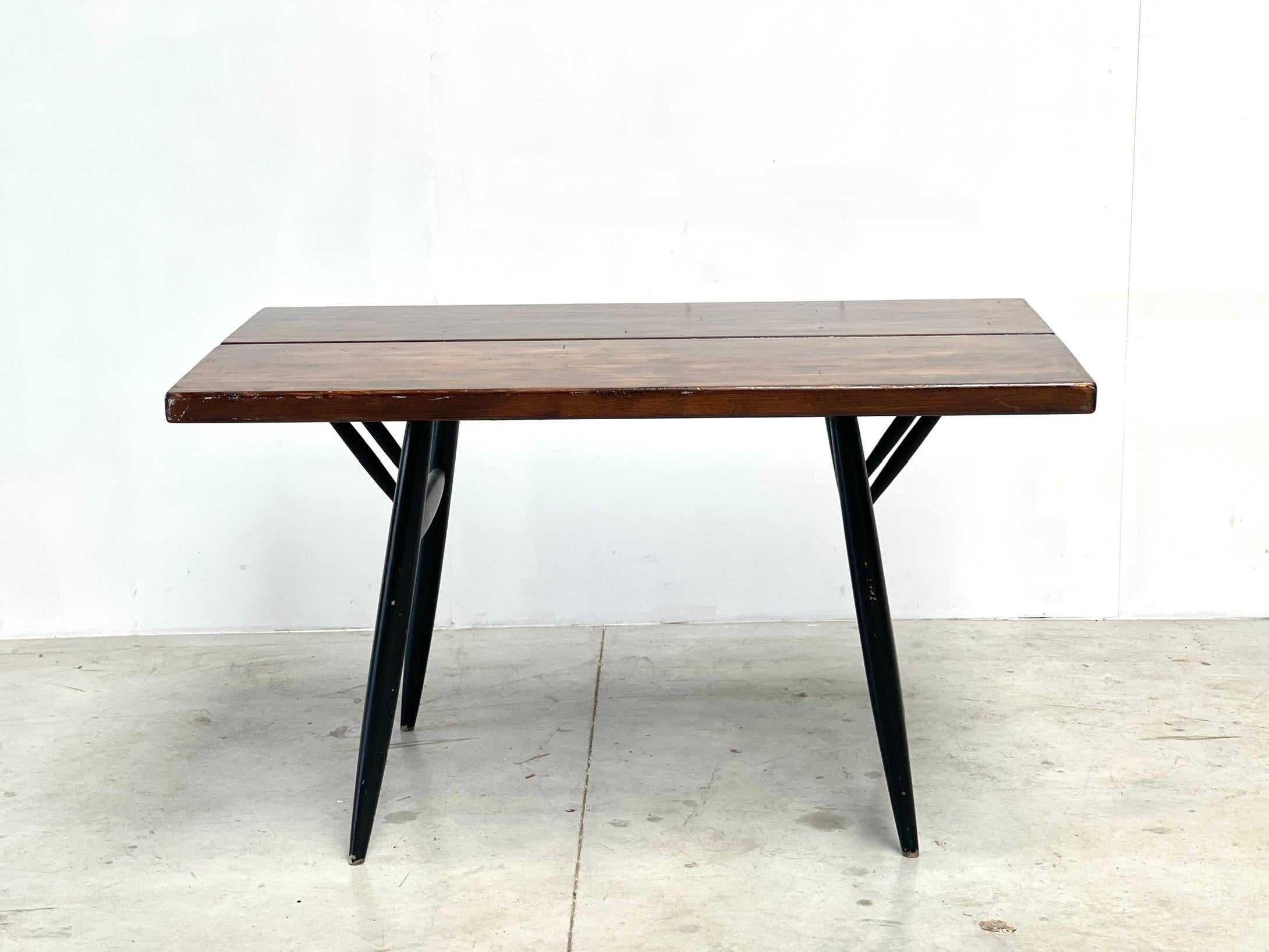 IImari Tapiovaara patinated dining table
This table was made in Finland in the 50's. It was designed by wellknown designer Ilmari Tapiovaara. He designed this table for for Asko, Finland. This table is a early production with still the orignal top.