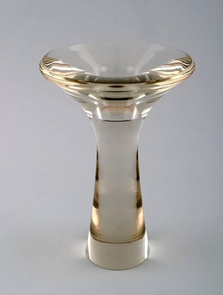 Iittala, vase en verre d'art Tapio Wirkkala. 
Magnifique design finlandais. 
En parfait état. 
Mesures : 14 cm de hauteur, 9 cm de largeur. 
Signé.