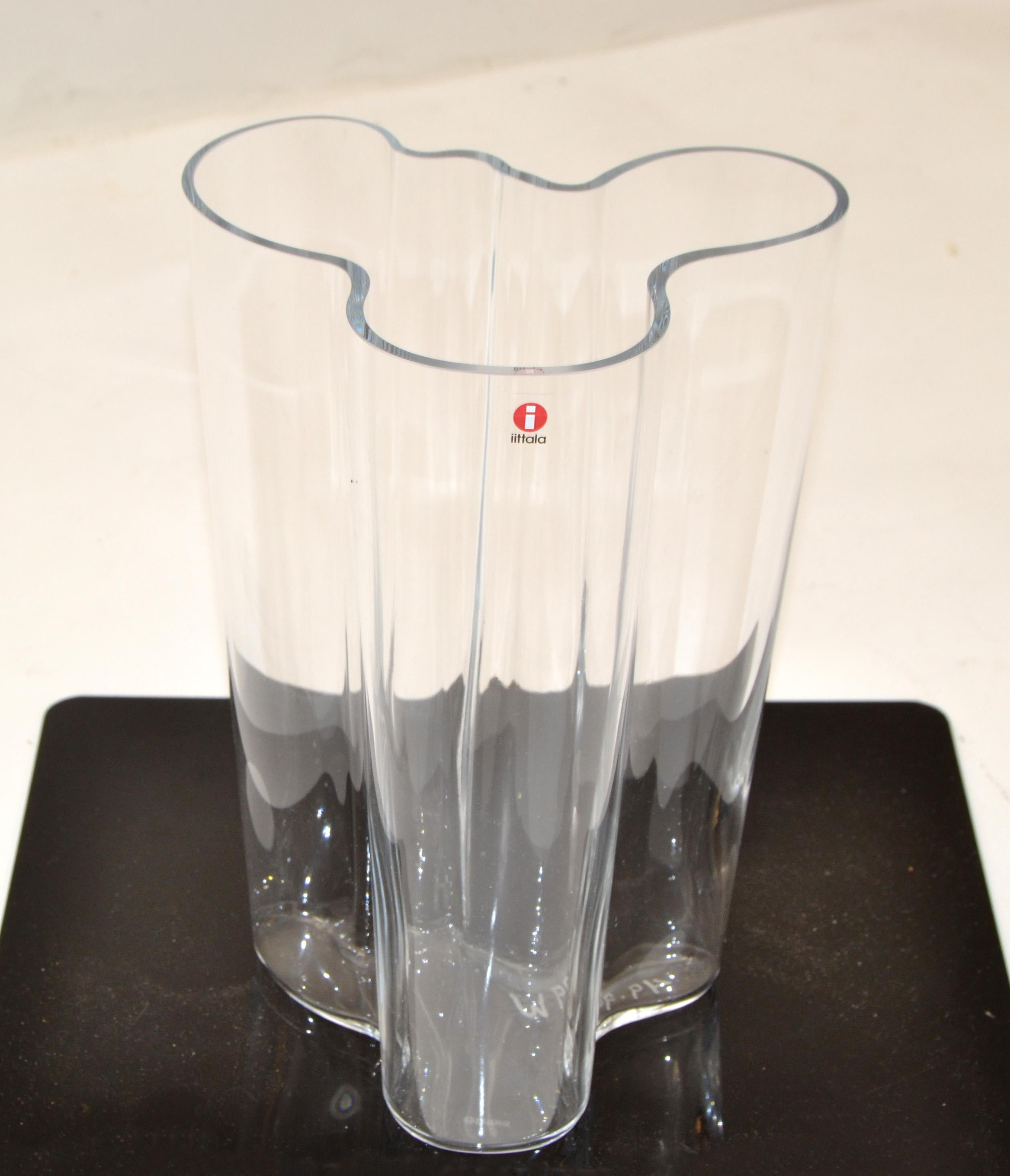 Scandinavian Modern sculptural Arango clear art glass savoy vase designed by Alvar Aalto for Iittala, made in Finland. 
This is a beautiful handmade iconic piece from the 1990s.
Foil label is attached to the vase.
Comes with the Original Box.