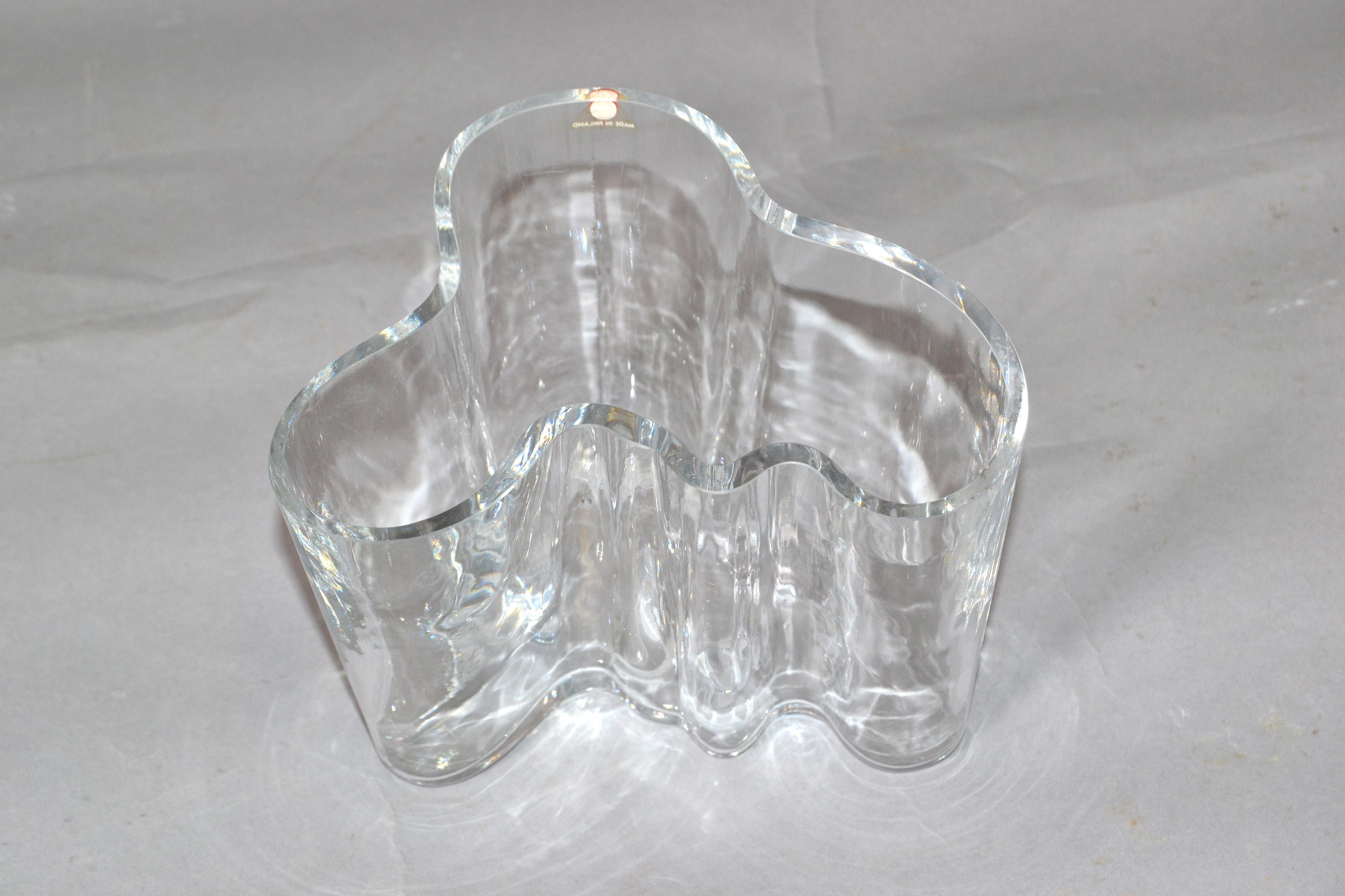 Iittala Alvar Aalto Clear Art Glass Sculptural Flower Savoy Vase Scandinavian In Good Condition For Sale In Miami, FL