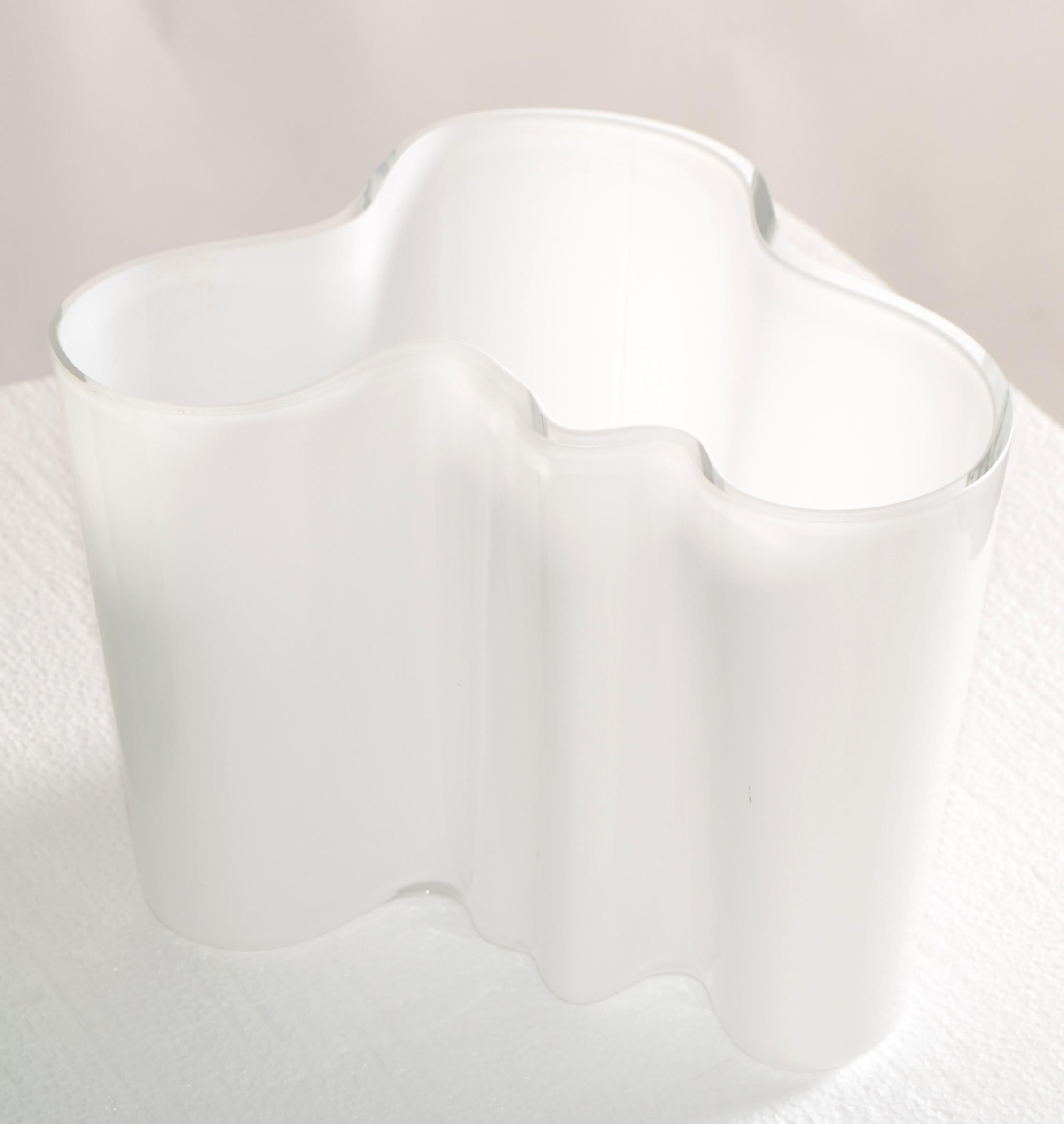 Mitte des Jahrhunderts Moderne skulpturale weiße Vase, Schale oder Gefäß Modell 3030 Alvar Aalto für Iittala, hergestellt im skandinavischen Europa.
Dies ist ein schönes handgefertigtes Studio Stück aus den 1960er Jahren.
Keine Markierungen.
 